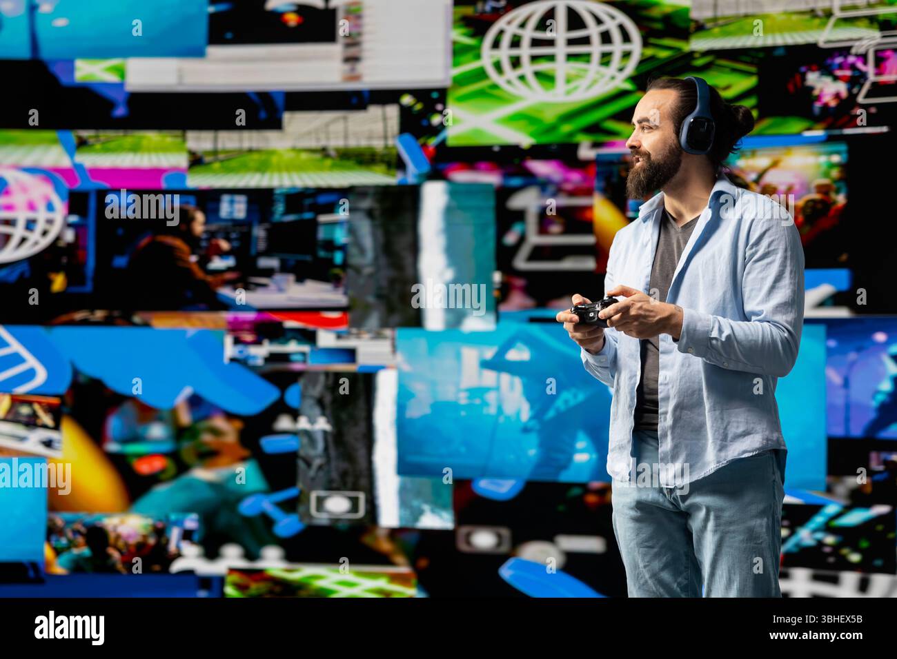 Influencer maschile che controlla le notifiche mobili e la narrazione visiva, interagisce con i follower sui social network e mette in mostra la creatività. Mondo digitale connesso, voce del marchio. Foto Stock