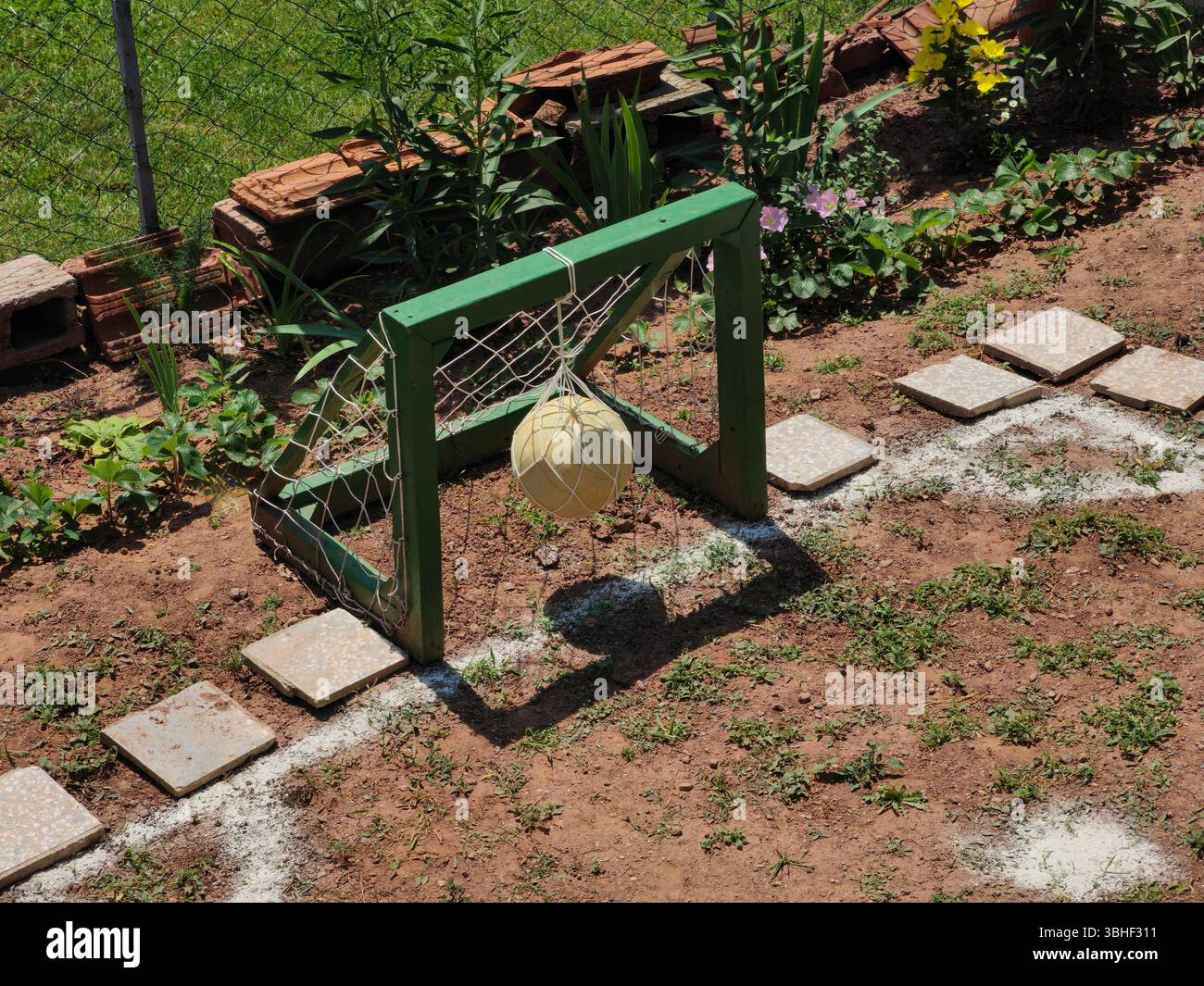 Palla da calcio appesa al minibar. Foto Stock