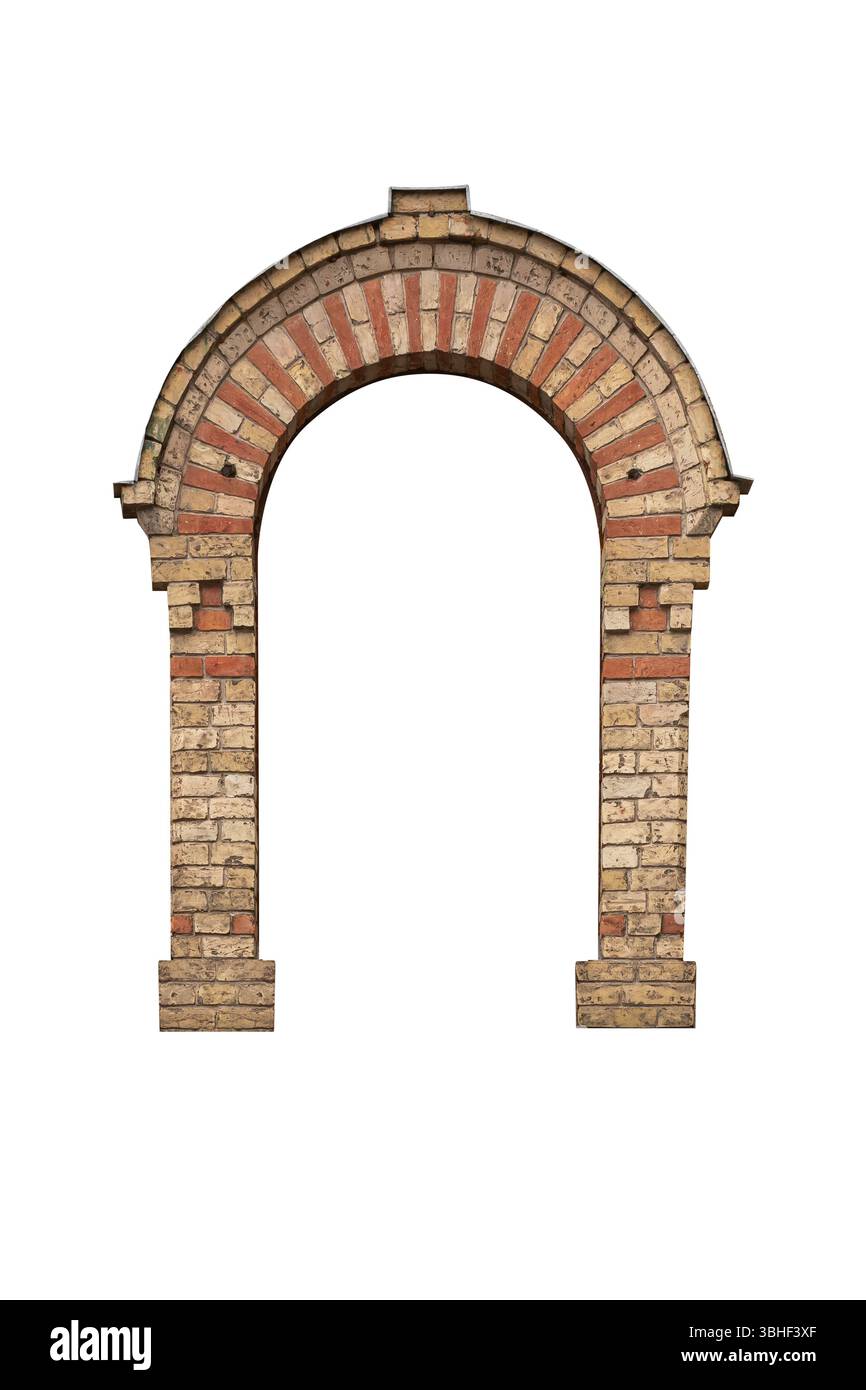 La struttura ad arco antica della porta con uno spazio libero in una parete di mattoni è isolata su sfondo bianco. Foto Stock