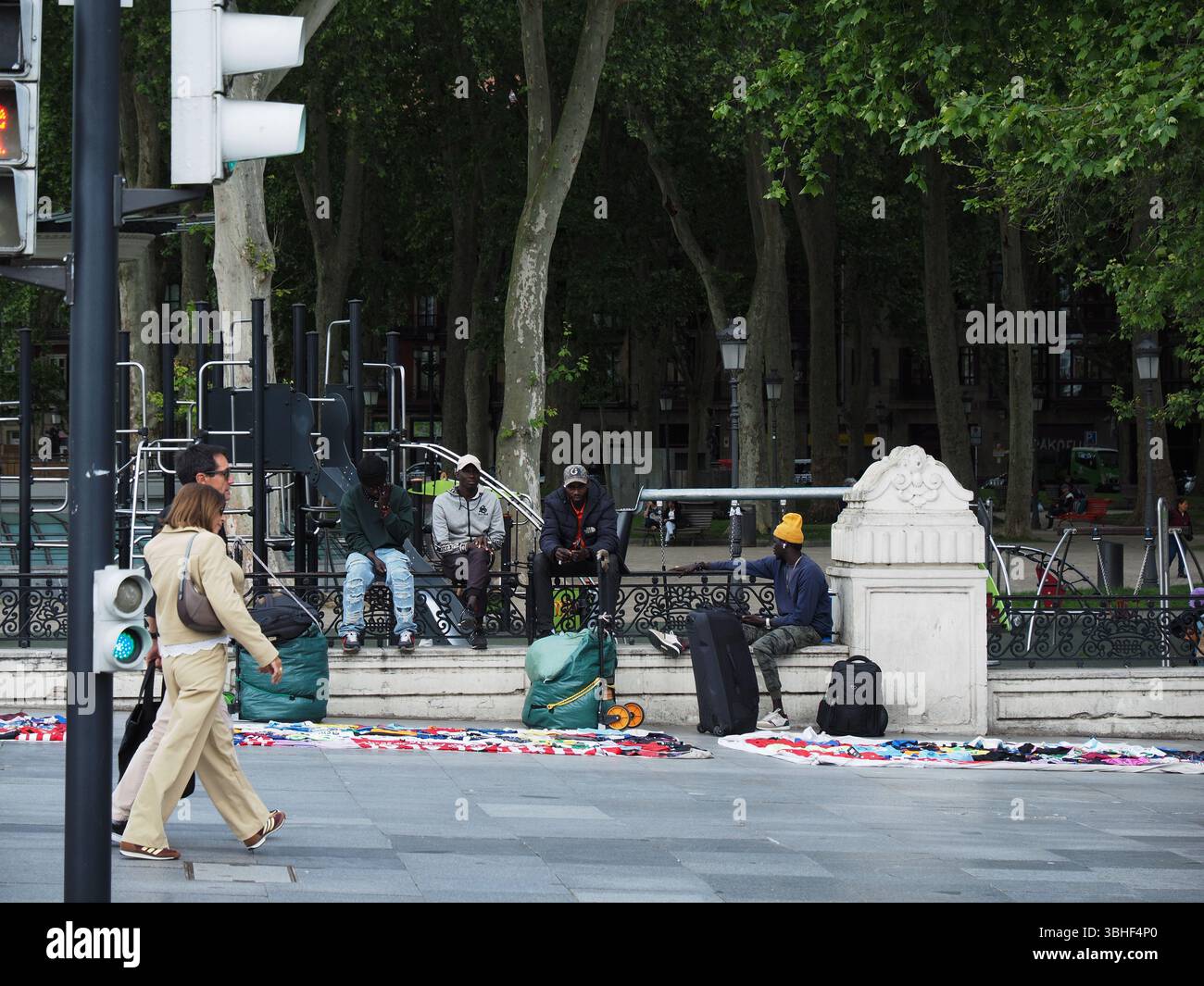 Gruppo di immigrati africani per strada a Bilbao che vendono magliette da calcio per guadagnarsi da vivere. Bilbao, Biscaglia, Spagna Foto Stock
