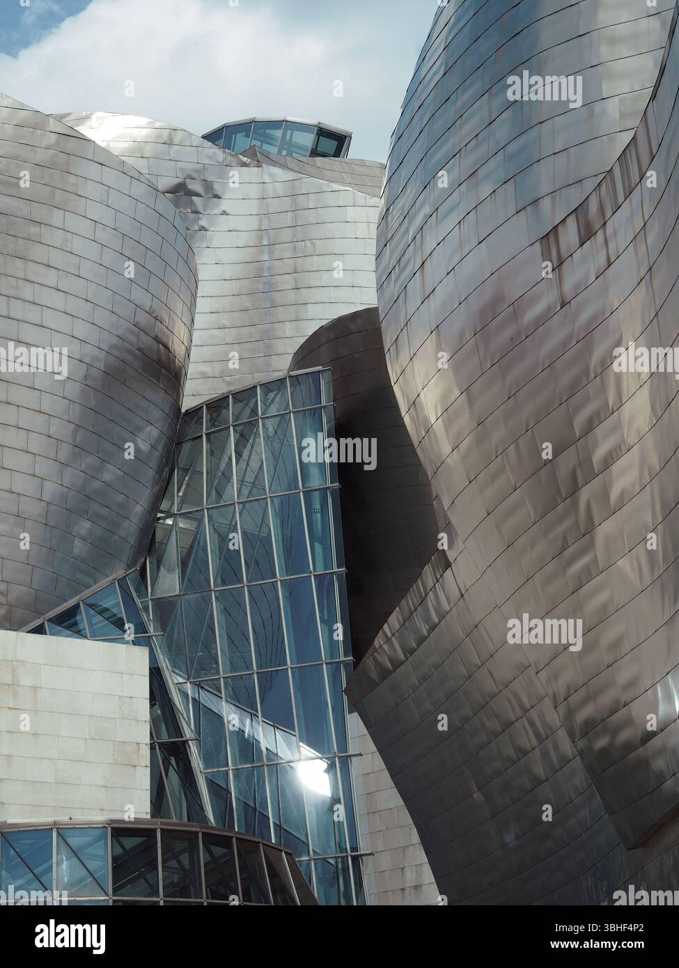 Architettura del Museo Guggenheim rivestito in titanio a Bilbao, Spagna. Foto Stock