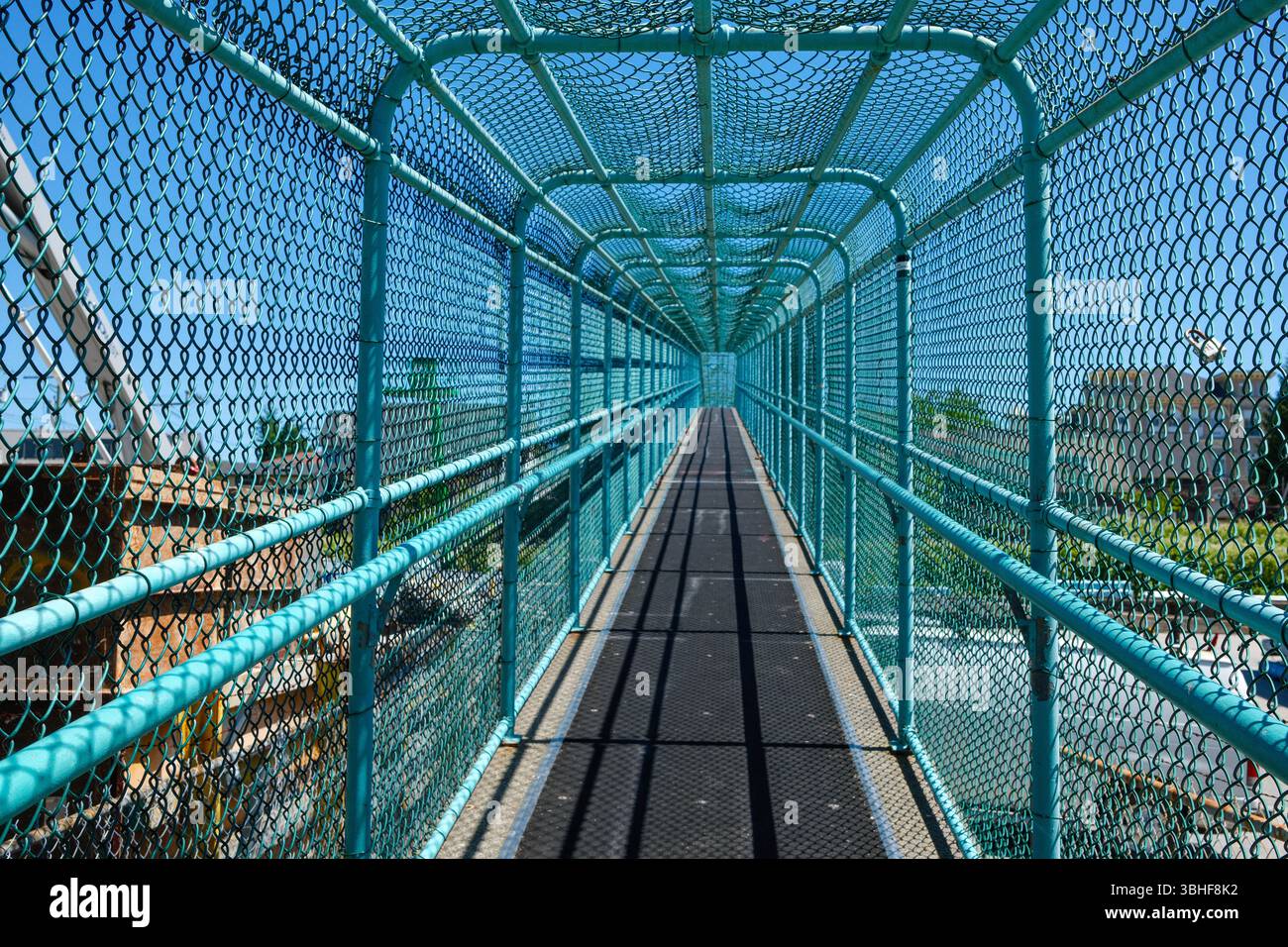 Le madri militanti del Raymur Pedestrian Bridge sopra i binari ferroviari di Strathcona a East Vancouver, BC. Foto Stock
