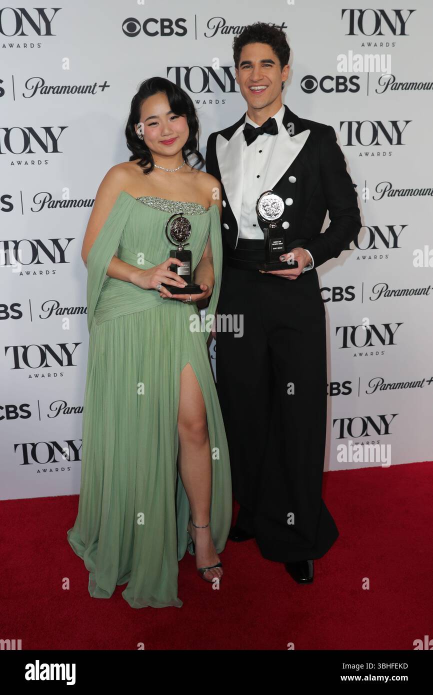 NEW YORK, NEW YORK - 8 GIUGNO: Helen J. Shen e Darren Criss. I vincitori posano con i loro Tony Awards durante un'operazione fotografica nel backstage al 78° Tony Awards annuale alla radio City Music Hall l'8 giugno 2025 a New York City. Gli onorari della stagione 2024-2025 di Broadway si sono riuniti per celebrare i loro risultati dopo una notte di spettacoli straordinari, discorsi emotivi e vittorie storiche. (Foto: Giada Papini Rampelotto/EuropaNewswire). Foto Stock