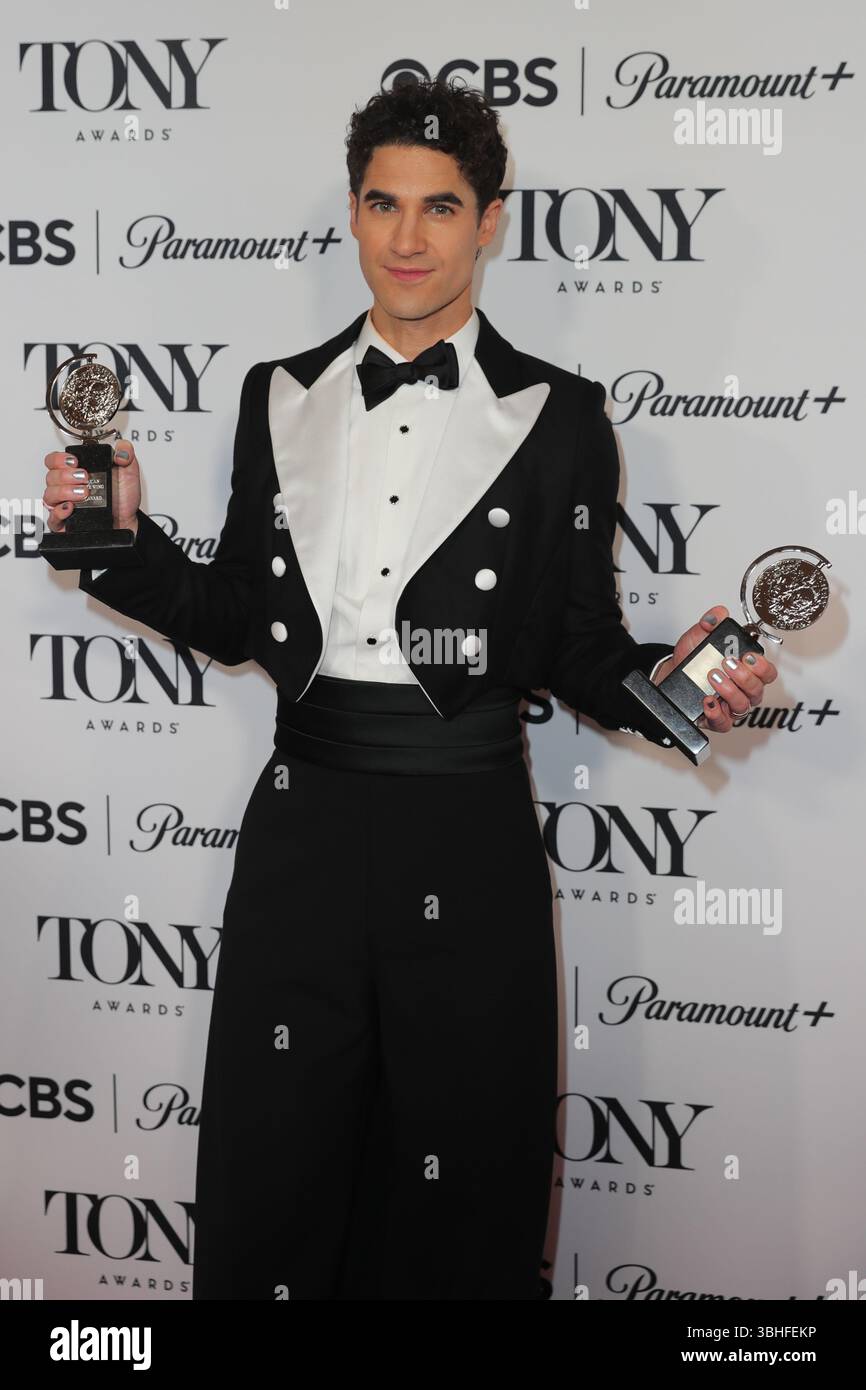 NEW YORK, NEW YORK - 08 GIUGNO: I vincitori posano con i loro Tony Awards durante un'operazione fotografica nel backstage al 78° Tony Awards annuale alla radio City Music Hall l'8 giugno 2025 a New York City. Gli onorari della stagione 2024-2025 di Broadway si sono riuniti per celebrare i loro risultati dopo una notte di spettacoli straordinari, discorsi emotivi e vittorie storiche. (Foto: Giada Papini Rampelotto/EuropaNewswire). Foto Stock