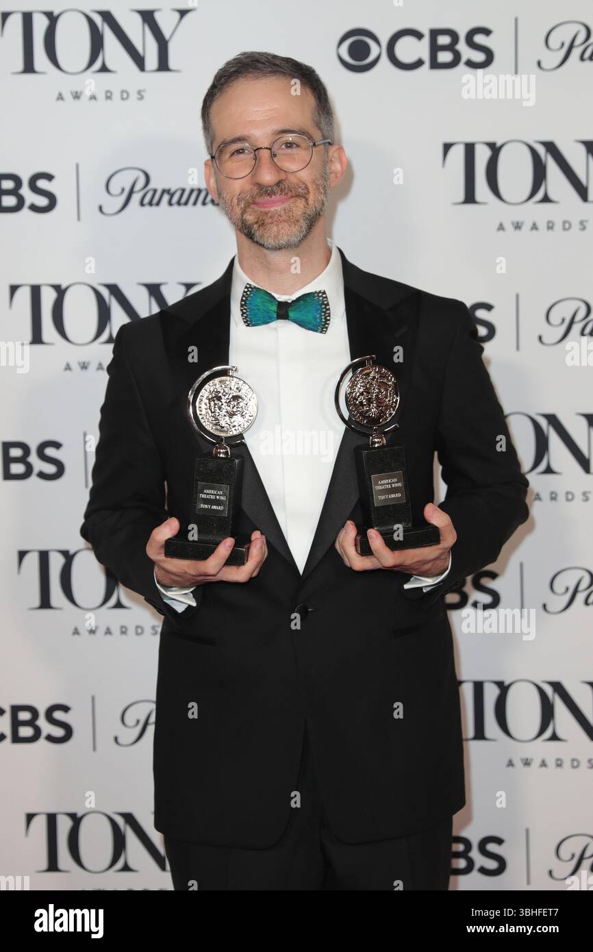 New York, New York, Stati Uniti. 8 giugno 2025. NEW YORK, NEW YORK - 08 GIUGNO: Will Aronson. I vincitori posano con i loro Tony Awards durante un'operazione fotografica nel backstage al 78° Tony Awards annuale alla radio City Music Hall l'8 giugno 2025 a New York City. Gli onorari della stagione 2024'''"2025 di Broadway si sono riuniti per celebrare i loro risultati dopo una notte di spettacoli straordinari, discorsi emotivi e vittorie storiche. (Credit Image: © Luiz Rampelotto/ZUMA Press Wire) SOLO PER USO EDITORIALE! Non per USO commerciale! Foto Stock