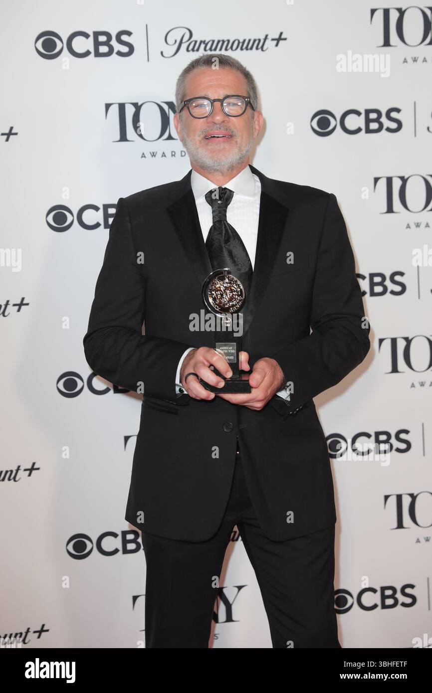 New York, New York, Stati Uniti. 8 giugno 2025. NEW YORK, NEW YORK - 08 GIUGNO: Mike Isaacson. I vincitori posano con i loro Tony Awards durante un'operazione fotografica nel backstage al 78° Tony Awards annuale alla radio City Music Hall l'8 giugno 2025 a New York City. Gli onorari della stagione 2024'''"2025 di Broadway si sono riuniti per celebrare i loro risultati dopo una notte di spettacoli straordinari, discorsi emotivi e vittorie storiche. (Credit Image: © Luiz Rampelotto/ZUMA Press Wire) SOLO PER USO EDITORIALE! Non per USO commerciale! Foto Stock