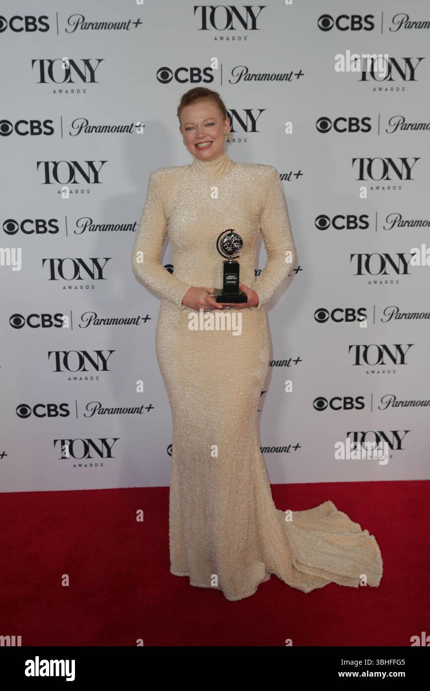 New York, New York, Stati Uniti. 8 giugno 2025. NEW YORK, NEW YORK - 08 GIUGNO: Sarah Snook. I vincitori posano con i loro Tony Awards durante un'operazione fotografica nel backstage al 78° Tony Awards annuale alla radio City Music Hall l'8 giugno 2025 a New York City. Gli onorari della stagione 2024'''"2025 di Broadway si sono riuniti per celebrare i loro risultati dopo una notte di spettacoli straordinari, discorsi emotivi e vittorie storiche. (Credit Image: © Luiz Rampelotto/ZUMA Press Wire) SOLO PER USO EDITORIALE! Non per USO commerciale! Foto Stock