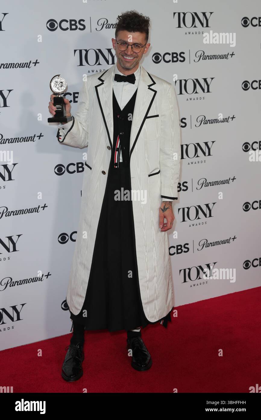 New York, New York, Stati Uniti. 8 giugno 2025. NEW YORK, NEW YORK - 08 GIUGNO: Sam Pinkleton. I vincitori posano con i loro Tony Awards durante un'operazione fotografica nel backstage al 78° Tony Awards annuale alla radio City Music Hall l'8 giugno 2025 a New York City. Gli onorari della stagione 2024'''"2025 di Broadway si sono riuniti per celebrare i loro risultati dopo una notte di spettacoli straordinari, discorsi emotivi e vittorie storiche. (Credit Image: © Luiz Rampelotto/ZUMA Press Wire) SOLO PER USO EDITORIALE! Non per USO commerciale! Foto Stock