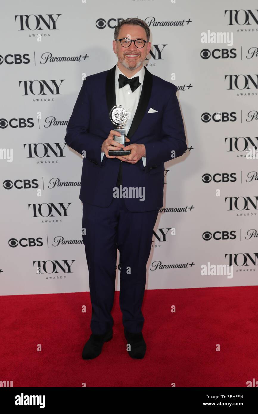 New York, Stati Uniti. 8 giugno 2025. NEW YORK, NEW YORK - 08 GIUGNO: Michael Arden. I vincitori posano con i loro Tony Awards durante un'operazione fotografica nel backstage al 78° Tony Awards annuale alla radio City Music Hall l'8 giugno 2025 a New York City. Gli onorari della stagione 2024-2025 di Broadway si sono riuniti per celebrare i loro risultati dopo una notte di spettacoli straordinari, discorsi emotivi e vittorie storiche. (Foto: Giada Papini Rampelotto/EuropaNewswire/Sipa USA). Crediti: SIPA USA/Alamy Live News Foto Stock