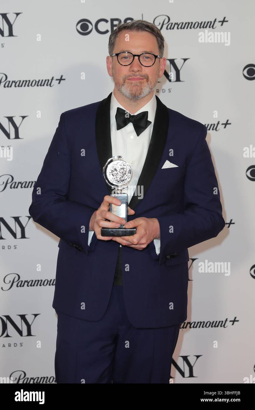 New York, Stati Uniti. 8 giugno 2025. NEW YORK, NEW YORK - 08 GIUGNO: Michael Arden. I vincitori posano con i loro Tony Awards durante un'operazione fotografica nel backstage al 78° Tony Awards annuale alla radio City Music Hall l'8 giugno 2025 a New York City. Gli onorari della stagione 2024-2025 di Broadway si sono riuniti per celebrare i loro risultati dopo una notte di spettacoli straordinari, discorsi emotivi e vittorie storiche. (Foto: Giada Papini Rampelotto/EuropaNewswire/Sipa USA). Crediti: SIPA USA/Alamy Live News Foto Stock