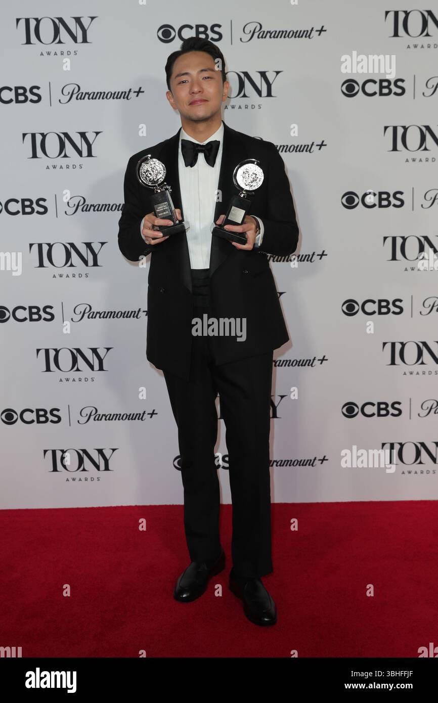 New York, Stati Uniti. 8 giugno 2025. NEW YORK, NEW YORK - 8 GIUGNO: Hue Park. I vincitori posano con i loro Tony Awards durante un'operazione fotografica nel backstage al 78° Tony Awards annuale alla radio City Music Hall l'8 giugno 2025 a New York City. Gli onorari della stagione 2024-2025 di Broadway si sono riuniti per celebrare i loro risultati dopo una notte di spettacoli straordinari, discorsi emotivi e vittorie storiche. (Foto: Giada Papini Rampelotto/EuropaNewswire/Sipa USA). Crediti: SIPA USA/Alamy Live News Foto Stock