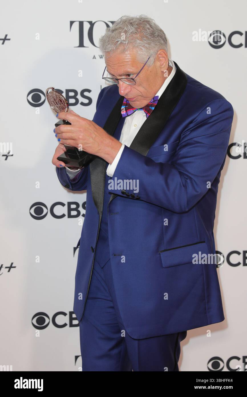 New York, Stati Uniti. 8 giugno 2025. NEW YORK, NEW YORK - 8 GIUGNO: Harvey Fierstein. I vincitori posano con i loro Tony Awards durante un'operazione fotografica nel backstage al 78° Tony Awards annuale alla radio City Music Hall l'8 giugno 2025 a New York City. Gli onorari della stagione 2024-2025 di Broadway si sono riuniti per celebrare i loro risultati dopo una notte di spettacoli straordinari, discorsi emotivi e vittorie storiche. (Foto: Giada Papini Rampelotto/EuropaNewswire/Sipa USA). Crediti: SIPA USA/Alamy Live News Foto Stock