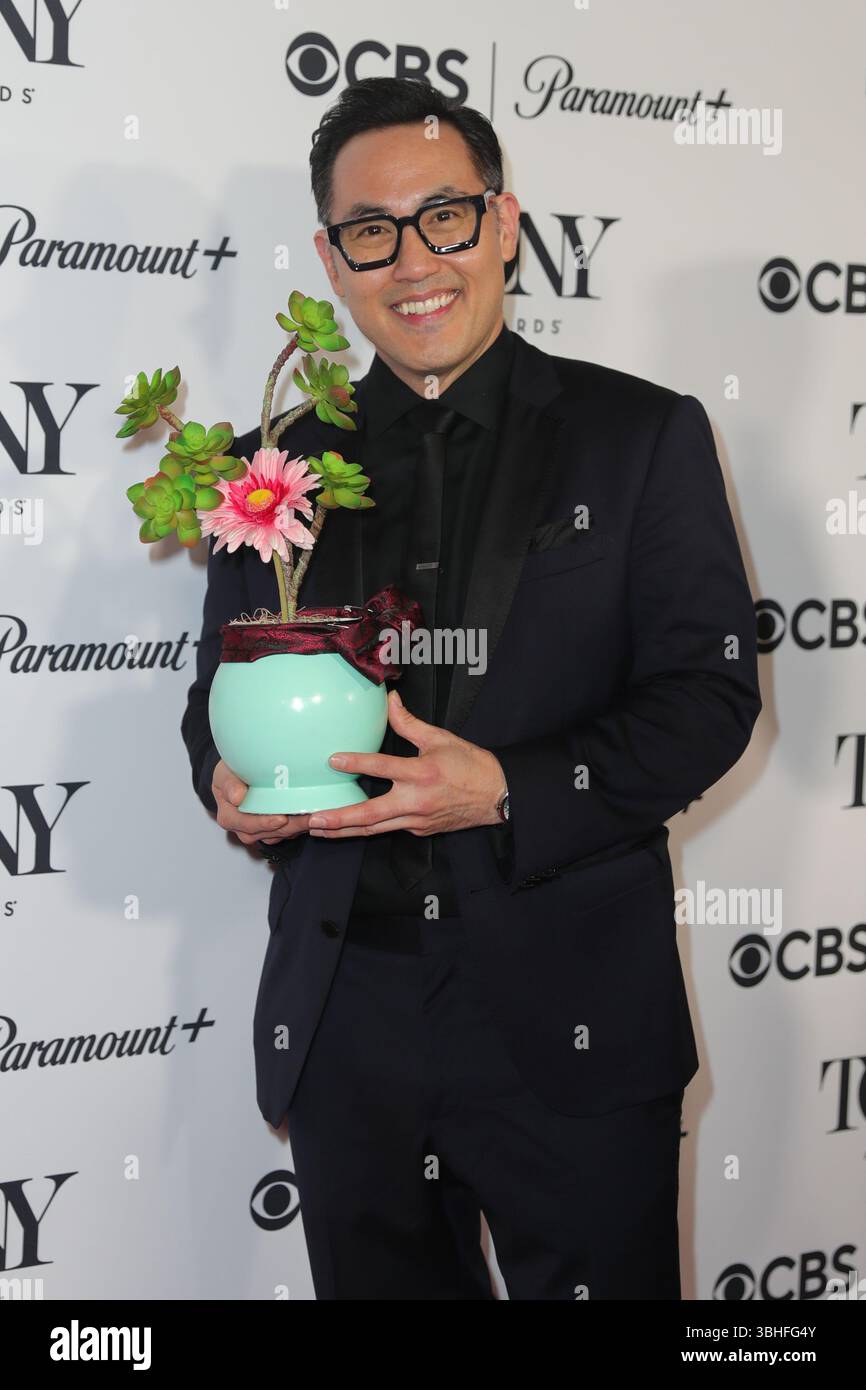 New York, New York, Stati Uniti. 8 giugno 2025. NEW YORK, NEW YORK - 08 GIUGNO: I vincitori posano con i loro Tony Awards durante un'operazione fotografica nel backstage al 78° Tony Awards annuale alla radio City Music Hall l'8 giugno 2025 a New York City. Gli onorari della stagione 2024'''"2025 di Broadway si sono riuniti per celebrare i loro risultati dopo una notte di spettacoli straordinari, discorsi emotivi e vittorie storiche. (Credit Image: © Luiz Rampelotto/ZUMA Press Wire) SOLO PER USO EDITORIALE! Non per USO commerciale! Foto Stock