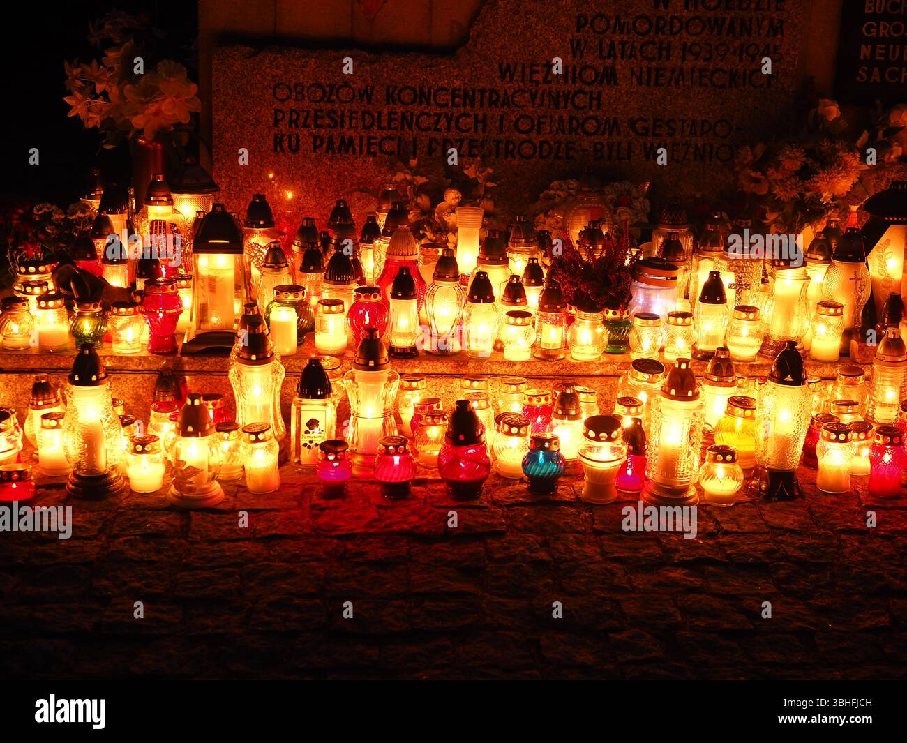 Omaggio a lume di candela per il giorno di Ognissanti al cimitero in Polonia Foto Stock