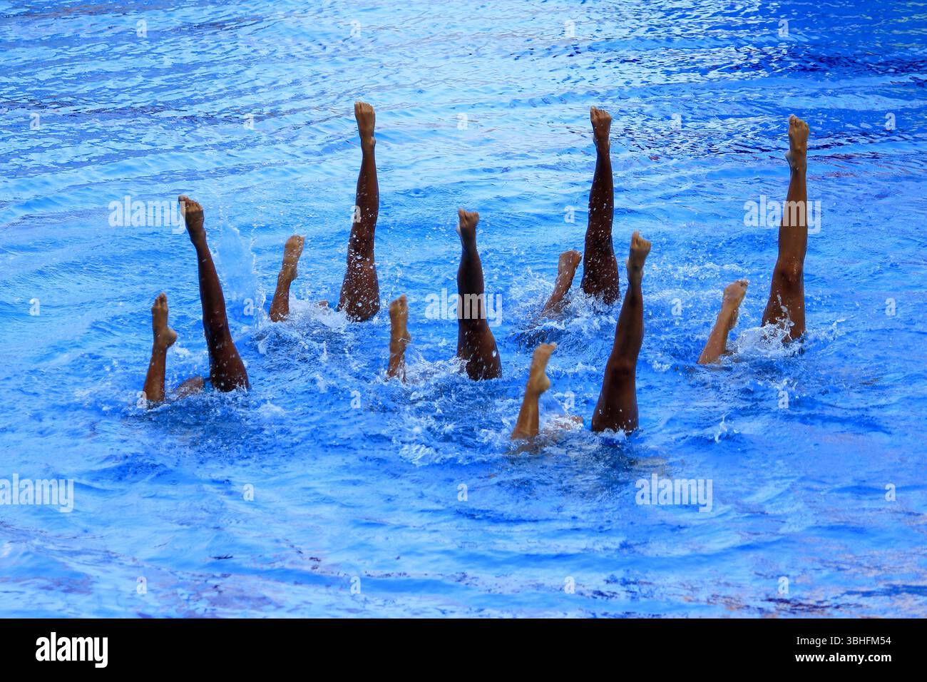 Coreografia dei piedi sull'acqua di un gruppo di bellissimi nuotatori o nuotatori sincronizzati. Foto Stock