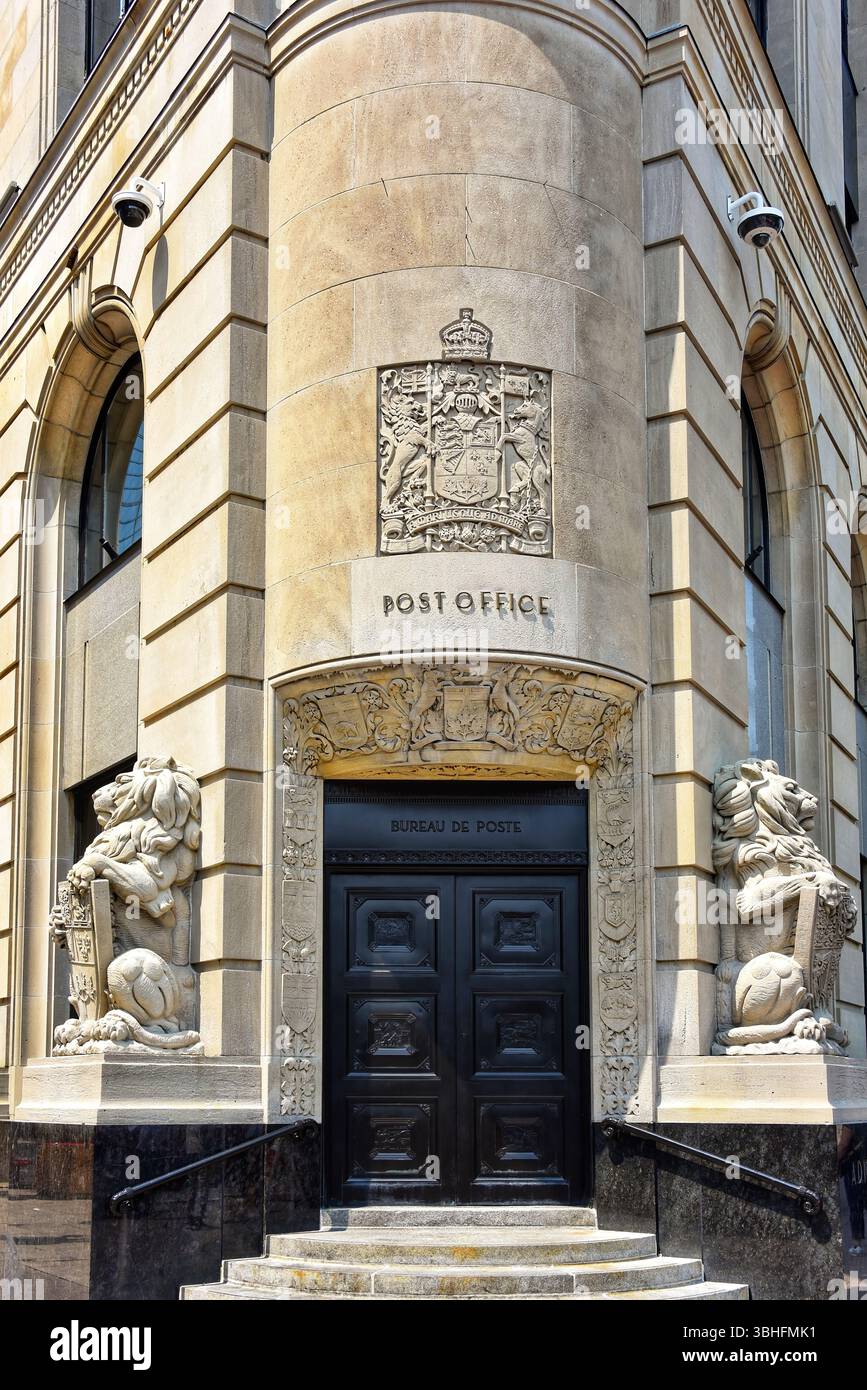 Ottawa, Canada - 7 giugno 2025: Lo storico edificio dell'ufficio postale centrale su Sparks Street è stato completato nel 1939 con i Lions disposti intorno alla sua base. Foto Stock