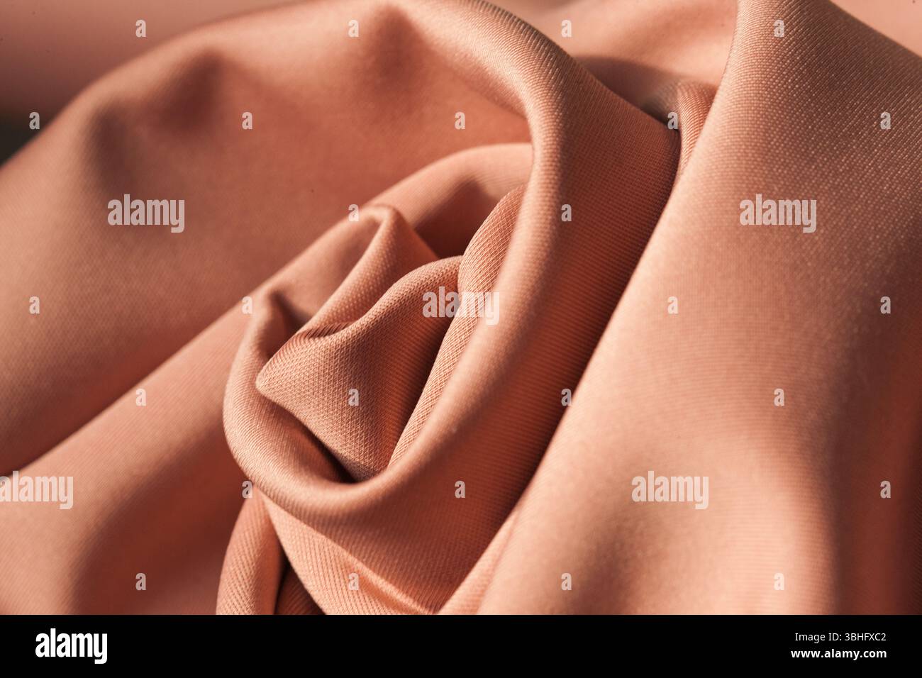Collage lavorato di tessuto morbido ed elegante in poliestere rosa polveroso ondulato, denominato neoprene, utilizzato per abbigliamento casual e sportivo. Foto Stock