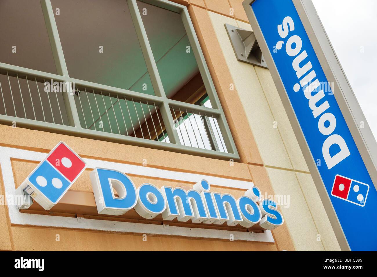 Orlando Florida, campus UCF University of Central Florida, ristorante Domino's Pizza, catena di fast food, logo con cartellonistica, esterno, marchio Foto Stock