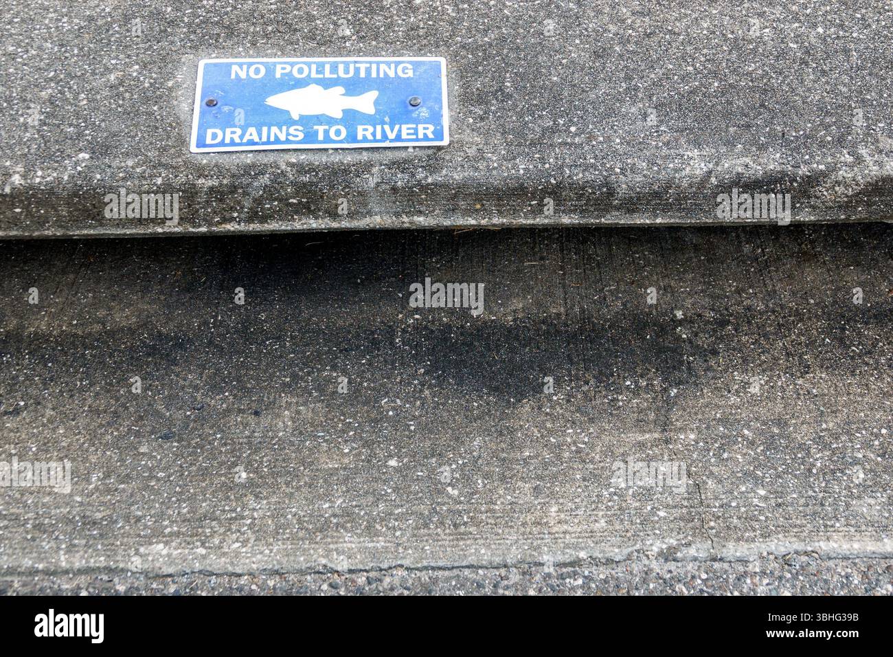 Orlando Florida, campus UCF University of Central Florida, segnale di avvertimento ambientale per drenaggio delle tempeste, nessun drenaggio inquinante per il fiume, infrastrutture pubbliche, via Foto Stock