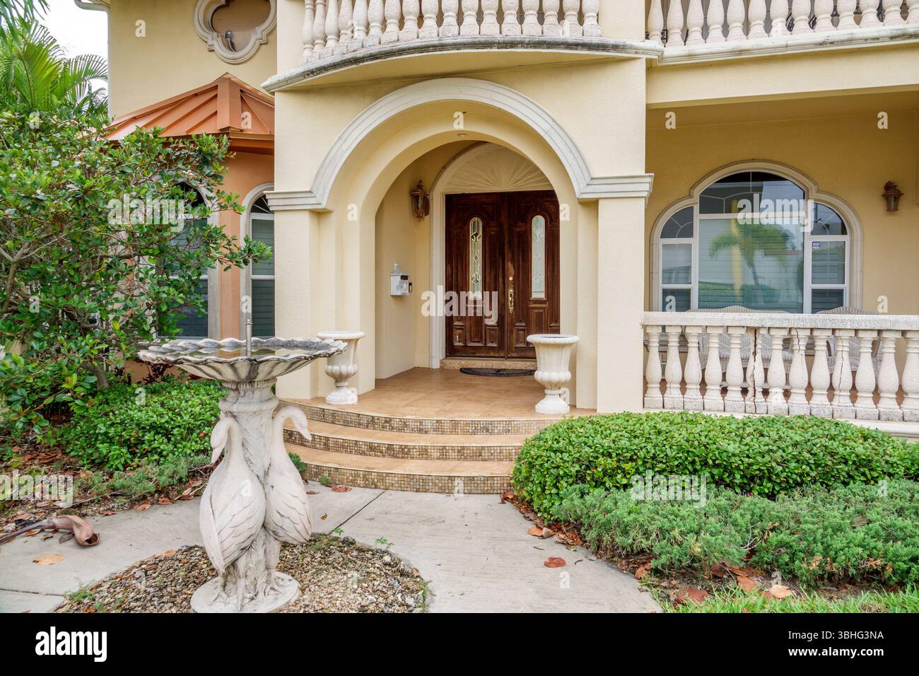Melbourne, Florida, Eau Gallie Arts District, Highland Avenue, Casa Beverly Jean TOPPA, residenza privata, edificio esterno, porta ad arco, ringhiera per balconi, Foto Stock