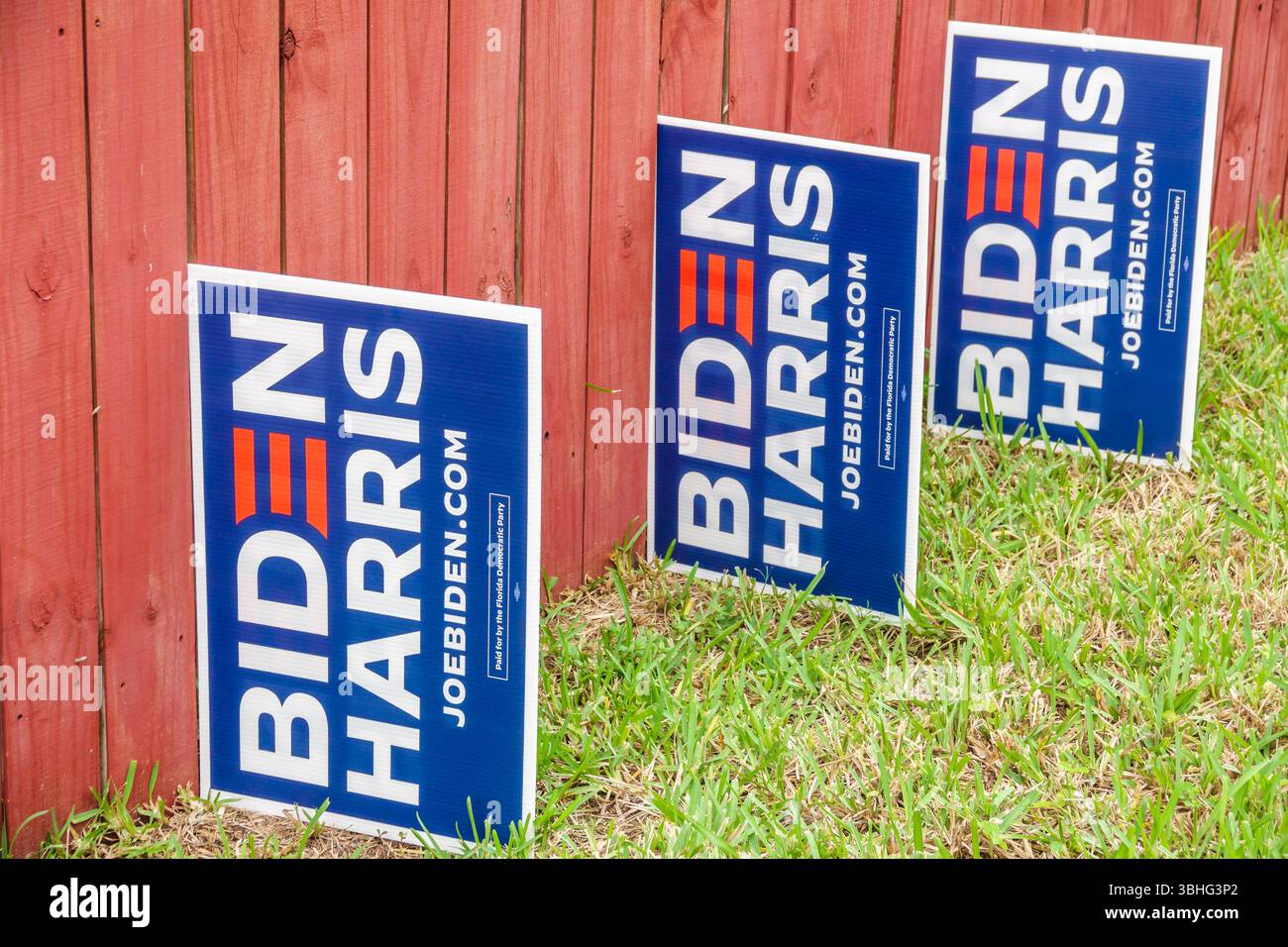 Melbourne Viera Florida, manifesti per le elezioni presidenziali del 2024, cartelli per la campagna di Joe Biden Kamala Harris, cartelli per il cortile del Partito Democratico, cartelli politici blu Foto Stock