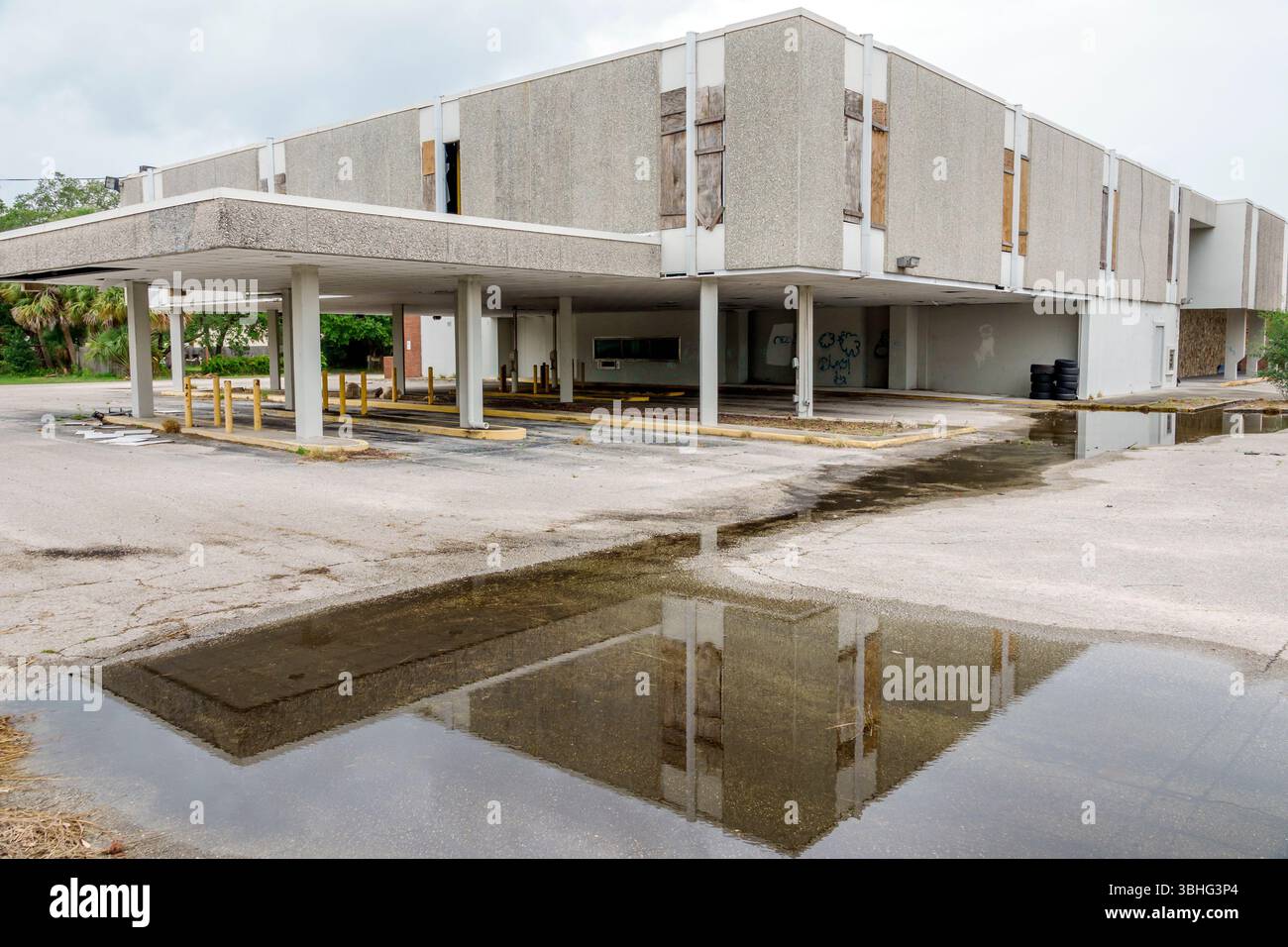 Melbourne, Florida, edificio vuoto abbandonato, finestre a bordo, vandalismo graffiti, strade vuote per il drive-thru, hotel urbano trascurato, vicino alla strada commerciale Foto Stock