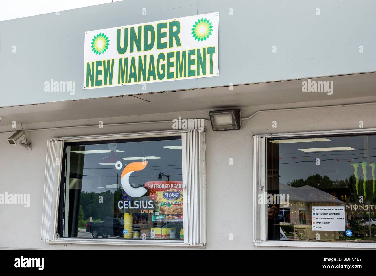 Fort ft. Pierce Florida, distributore di benzina, minimarket aperto 24 ore su 24, cartello esterno, nuova gestione, carburante a marchio BP, bevanda energetica Celsius vincente Foto Stock