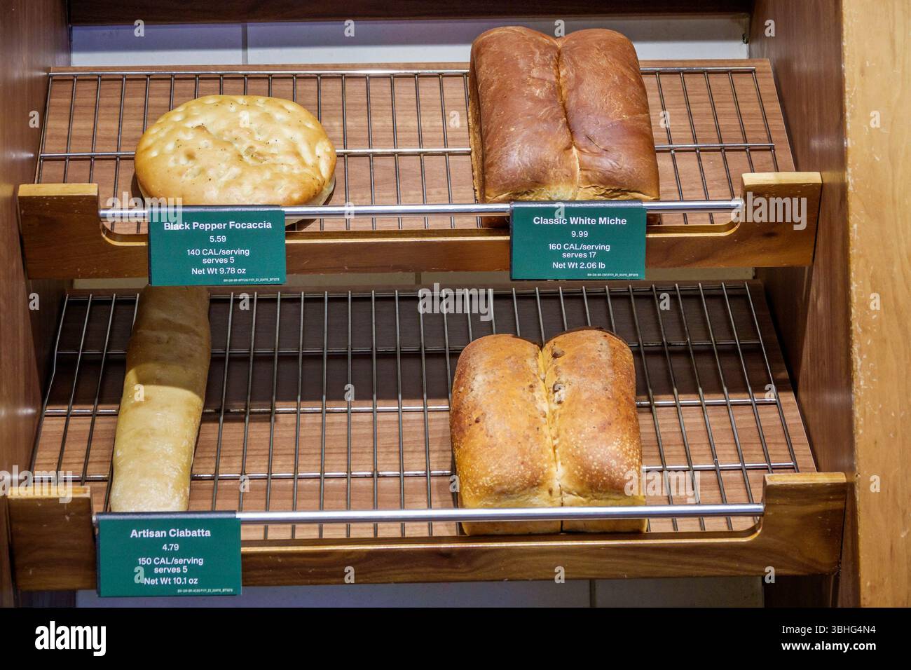 West Palm Beach Gardens Florida, ristorante Panera Bread, interno, vetrina di pane fresco, scaffali in metallo, pani di classico bianco Miche Blac Foto Stock