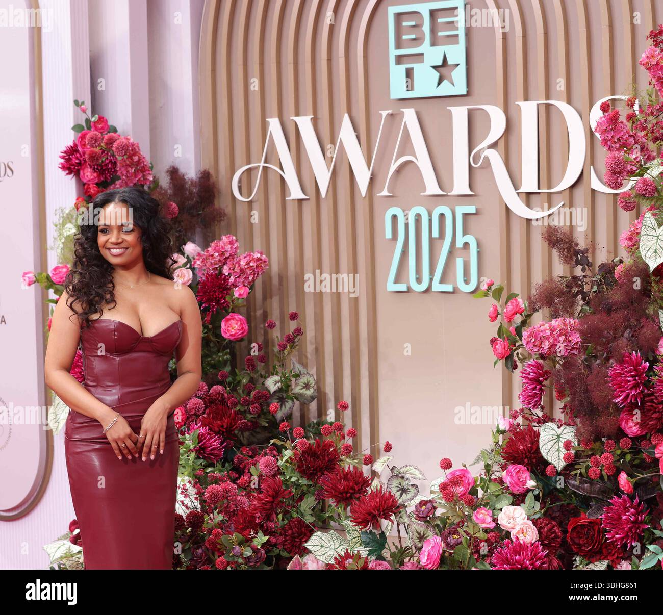 Los Angeles, Stati Uniti. 9 giugno 2025. Kyla Pratt arriva sul tappeto rosso per la 25esima trasmissione annuale in diretta dei BET Awards al Peacock Theater di Los Angeles lunedì 9 giugno 2025. Il BET Awards premia gli animatori neri e altre persone di colore nella musica, nei film, nello sport e nella filantropia. Foto di Greg Grudt/UPI credito: UPI/Alamy Live News Foto Stock