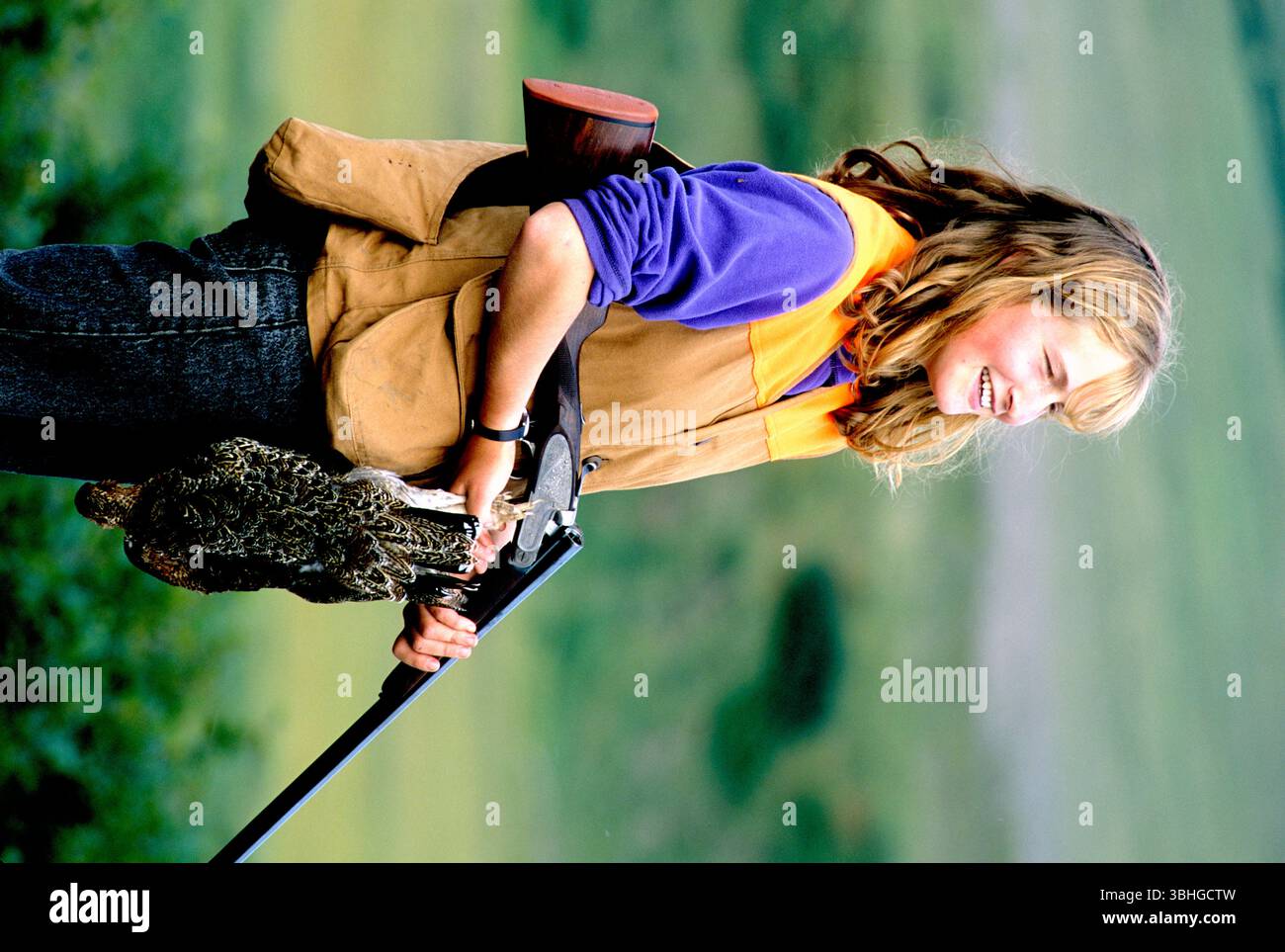 Cacciatrice con fucile e ptarmigan nel Becharof National Wildlife Refuge Alaska Foto Stock