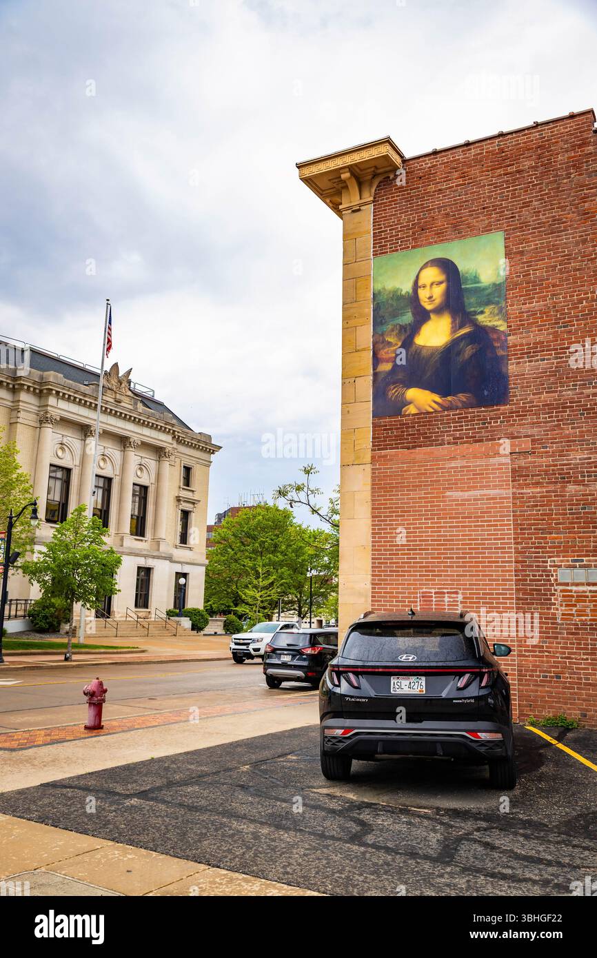 Eau Claire, WISCONSIN, Stati Uniti d'America - 14-05-2025: Vista urbana delle strade di Eau Claire Wisconsin con iconici poster di Monna Lisa esposti sul muro dell'edificio Foto Stock