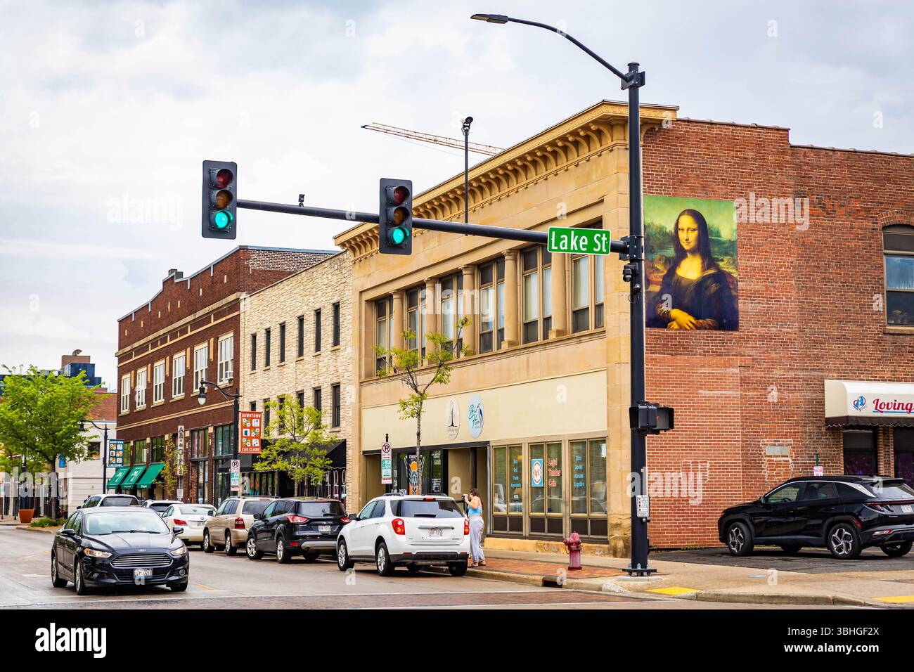 Eau Claire, WISCONSIN, Stati Uniti d'America - 14-05-2025: Vista urbana delle strade di Eau Claire Wisconsin con iconici poster di Monna Lisa esposti sul muro dell'edificio Foto Stock