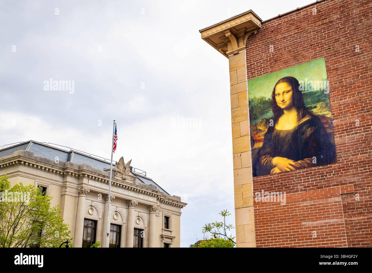 Eau Claire, WISCONSIN, Stati Uniti d'America - 14-05-2025: Vista urbana delle strade di Eau Claire Wisconsin con iconici poster di Monna Lisa esposti sul muro dell'edificio Foto Stock