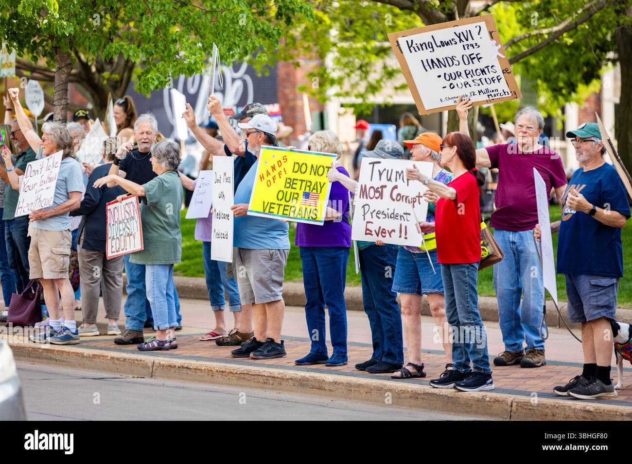 Eau Claire, WISCONSIN, Stati Uniti d'America - 14-05-2025: Proteste pacifiche a Eau Claire, Wisconsin, che esprimono opposizione alla politica di Trump Foto Stock