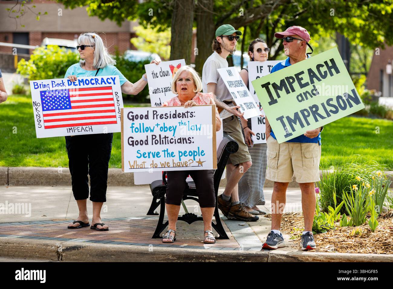 Eau Claire, WISCONSIN, Stati Uniti d'America - 14-05-2025: Proteste pacifiche a Eau Claire, Wisconsin, che esprimono opposizione alla politica di Trump Foto Stock