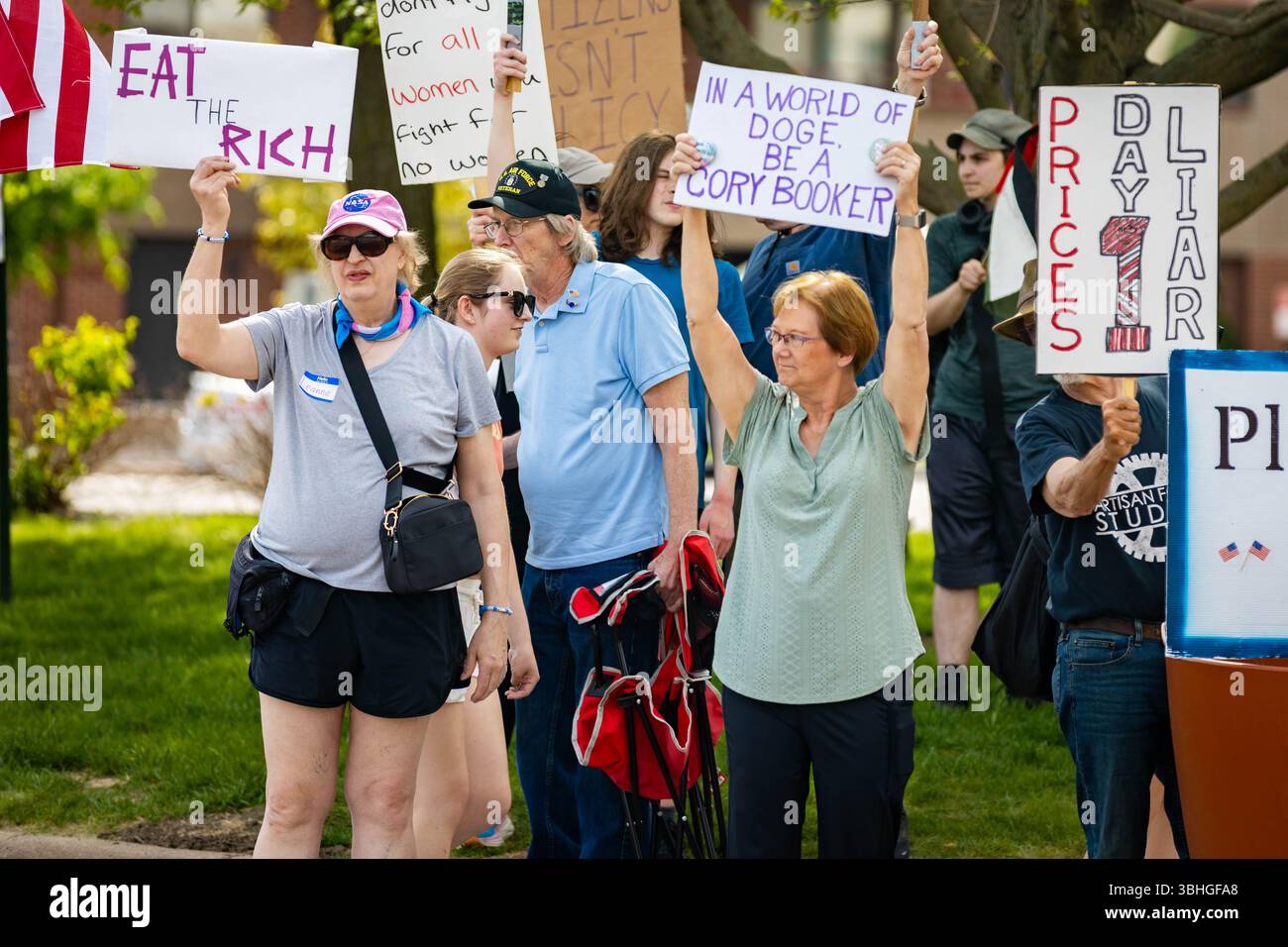 Eau Claire, WISCONSIN, Stati Uniti d'America - 14-05-2025: Proteste pacifiche a Eau Claire, Wisconsin, che esprimono opposizione alla politica di Trump Foto Stock
