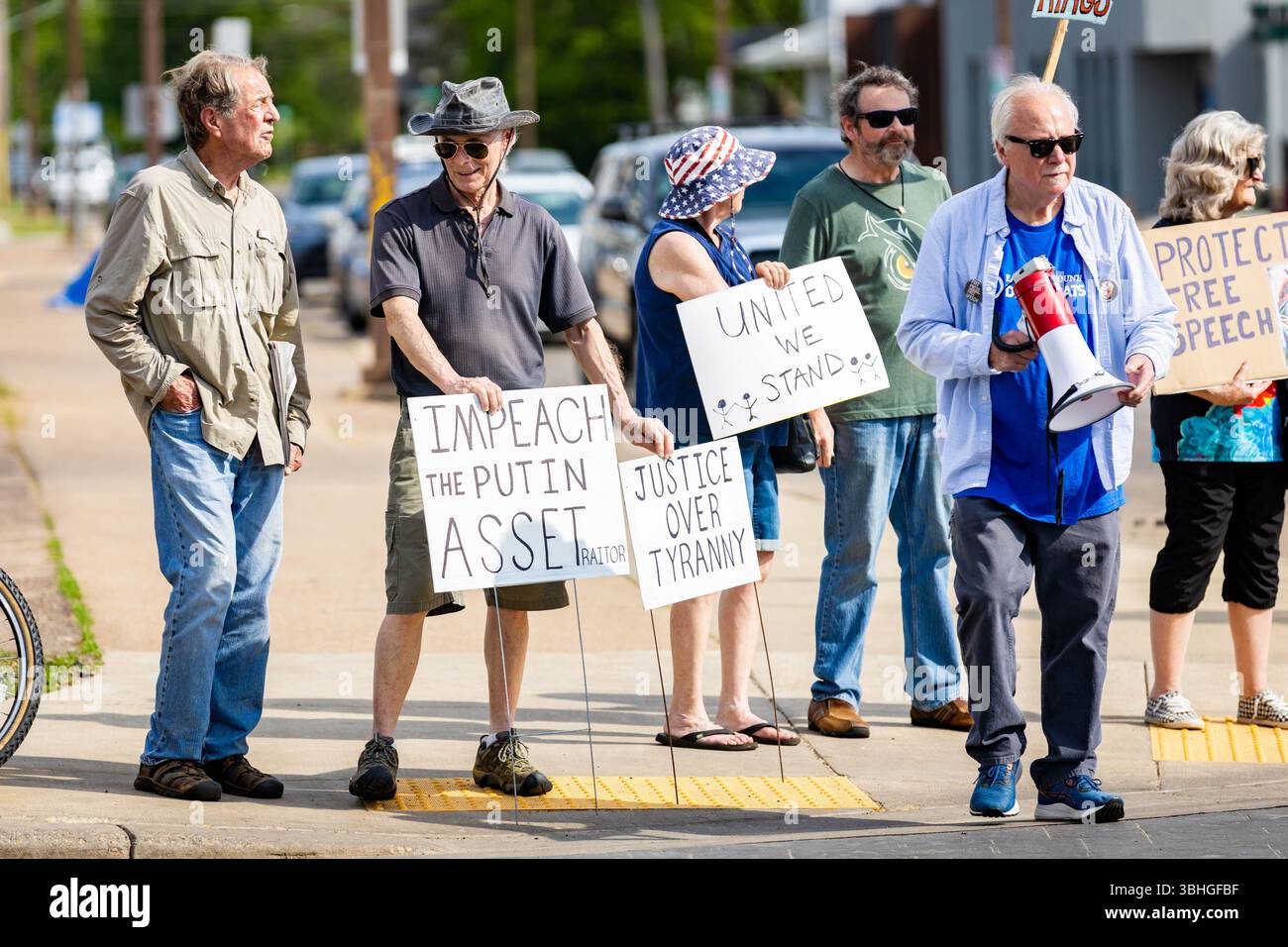 Eau Claire, WISCONSIN, Stati Uniti d'America - 14-05-2025: Proteste pacifiche a Eau Claire, Wisconsin, che esprimono opposizione alla politica di Trump Foto Stock