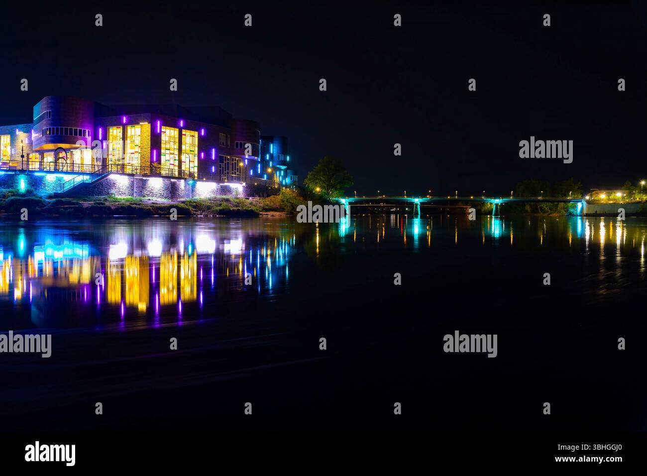 Vista notturna di Haymarket Plaza e del Grand Avenue Footbridge a Eau Claire Wisconsin, illuminata da luci colorate Foto Stock