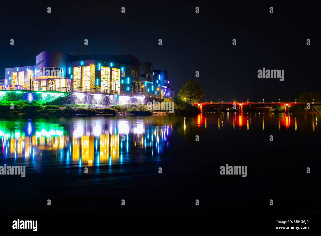 Vista notturna di Haymarket Plaza e del Grand Avenue Footbridge a Eau Claire Wisconsin, illuminata da luci colorate Foto Stock