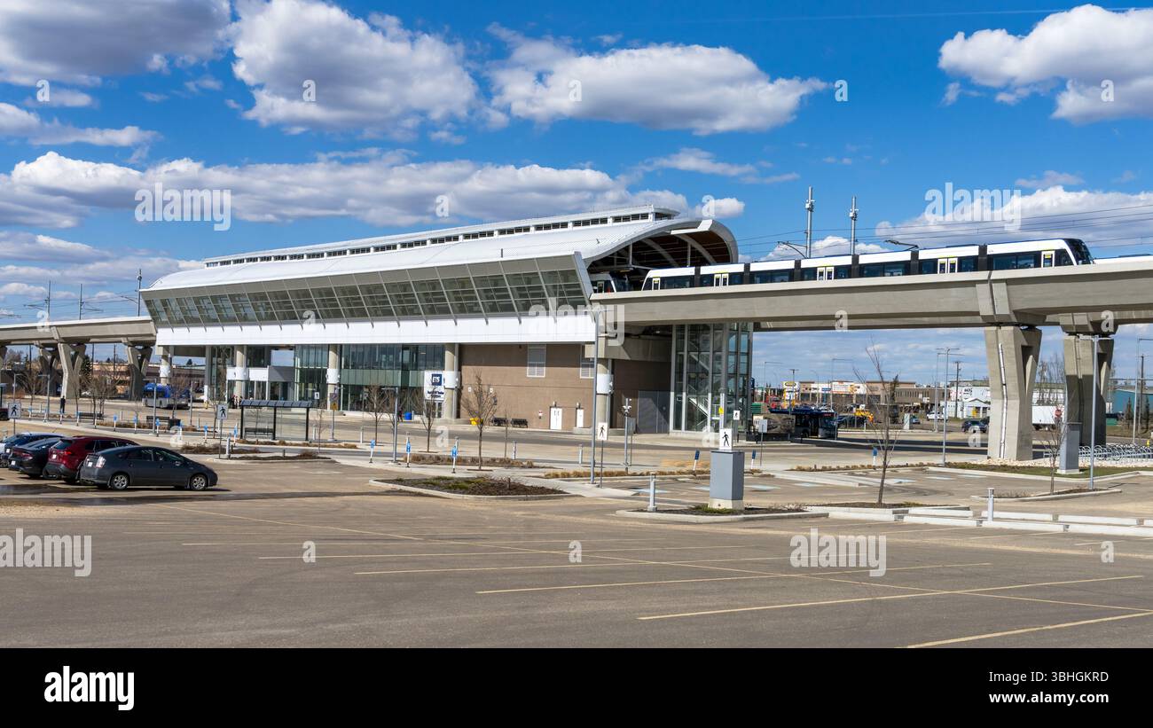 Edmonton, Canada, 24 aprile 2025: Davies Transit Centre all'inizio della stagione primaverile con sfondo nuvole bianche Foto Stock