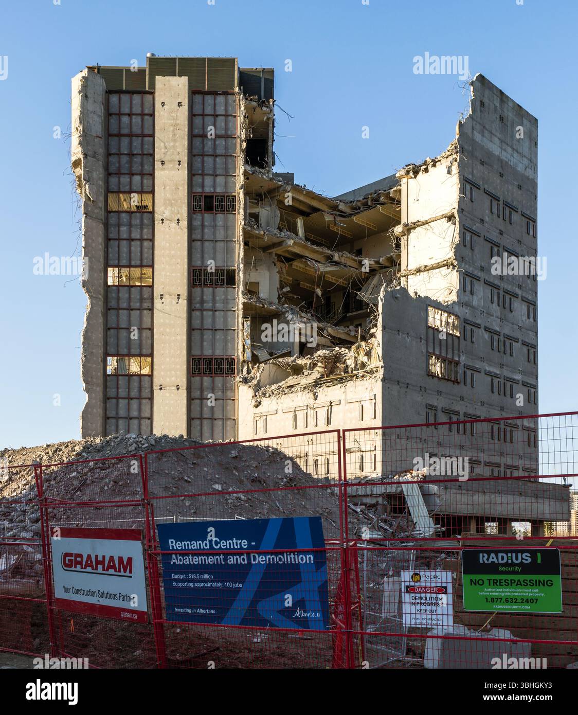 Edmonton, Canada, 2 maggio 2025: Progetto di abbattimento e demolizione del centro di rimbalzo in movimento con sfondo blu Foto Stock