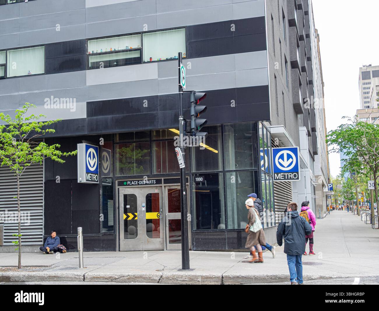 Ingresso alla stazione della metropolitana Place-des-Art su Boulevard De Maisonneuve ovest nel centro di Montreal Foto Stock