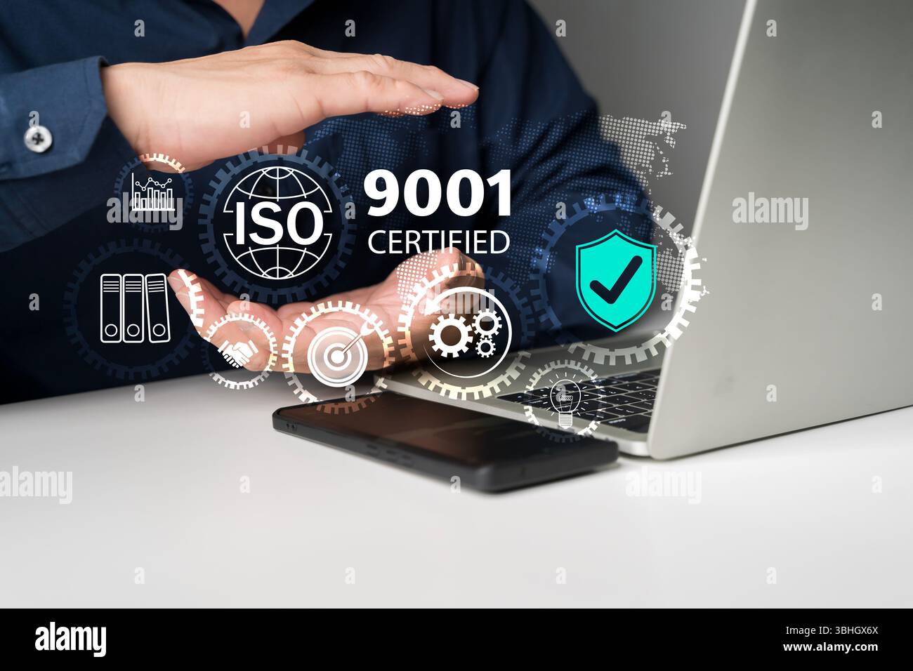 Mano che mostra il concetto certificato ISO 9001 con icone di interfaccia digitale sul laptop, che rappresenta il sistema di gestione della qualità, gli standard aziendali, il co dei processi Foto Stock