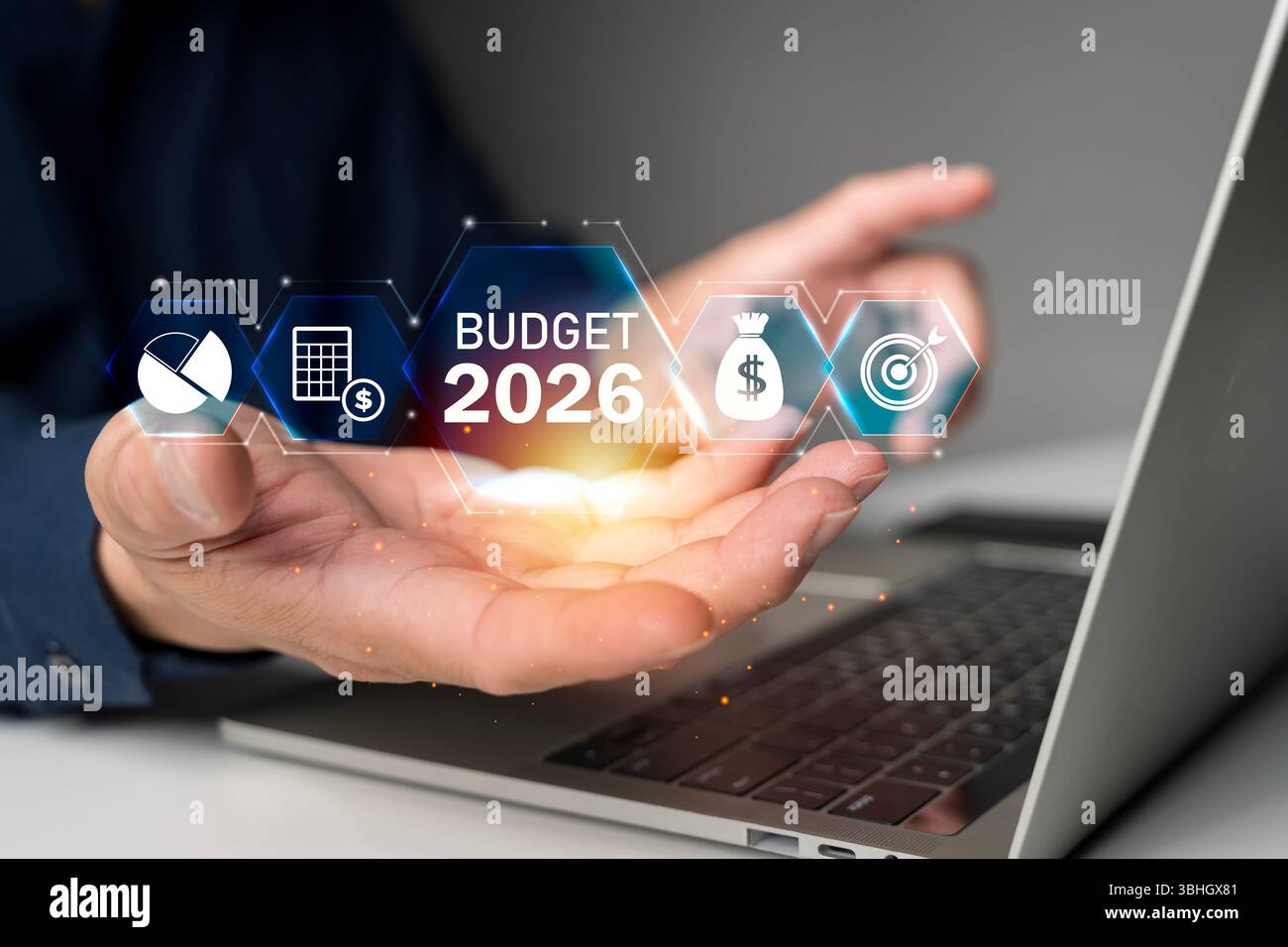 Interfaccia virtuale budget 2026 con icone finanziarie e dati brillanti sul laptop, simbolo di pianificazione aziendale, analisi digitale, investimenti Foto Stock