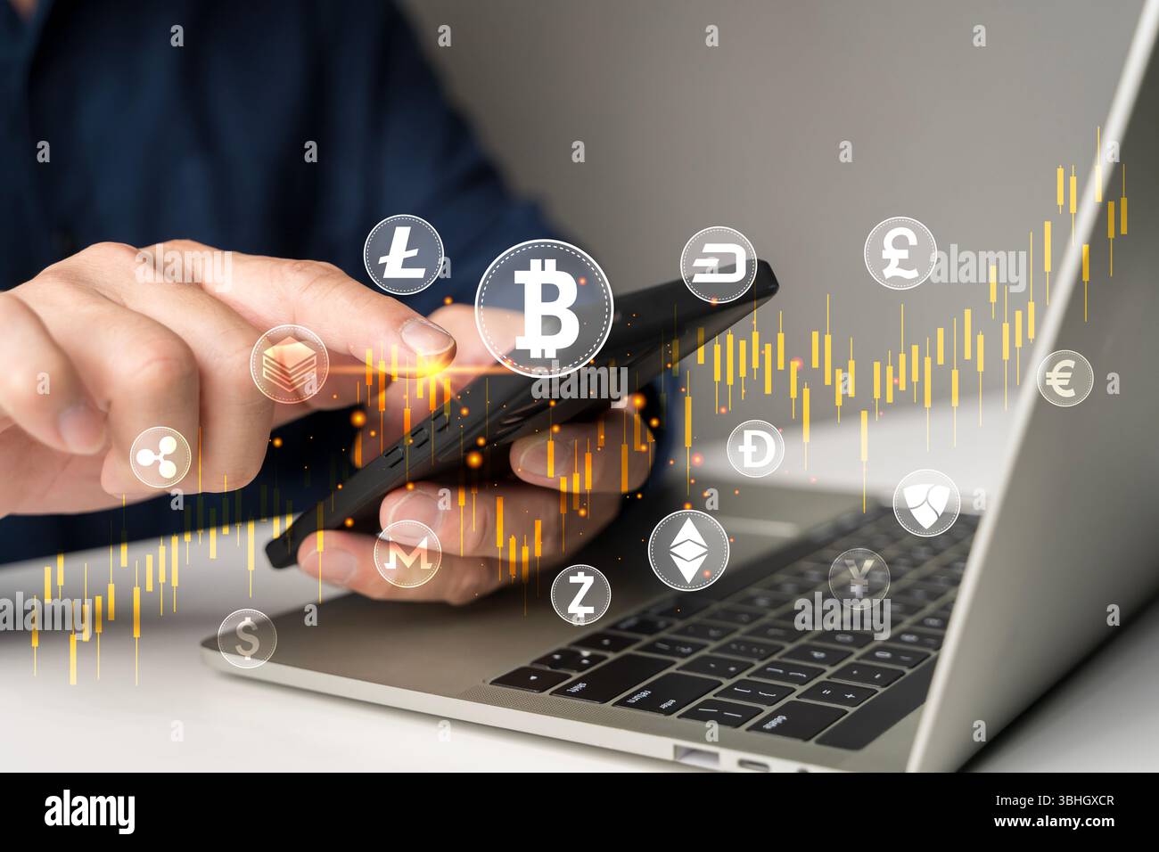Primo piano con smartphone con icone bitcoin, ethereum e altre criptovalute, sulla carta di trading con candelabro e sul laptop, che rappresenta il criptocurr Foto Stock
