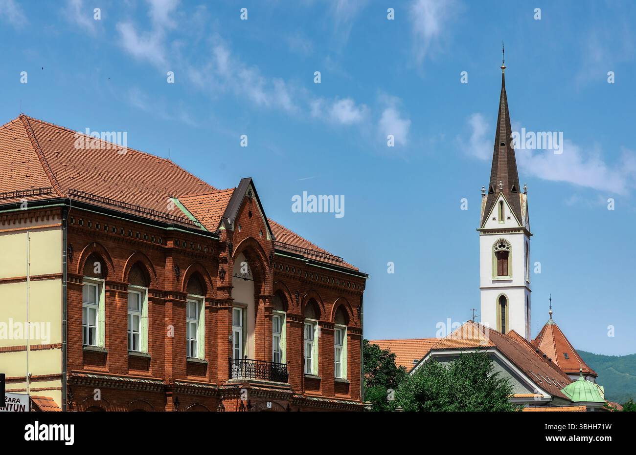 Vista di una giornata di sole su via Kaptol a Zagabria, Croazia, con edifici storici in mattoni rossi. Foto Stock