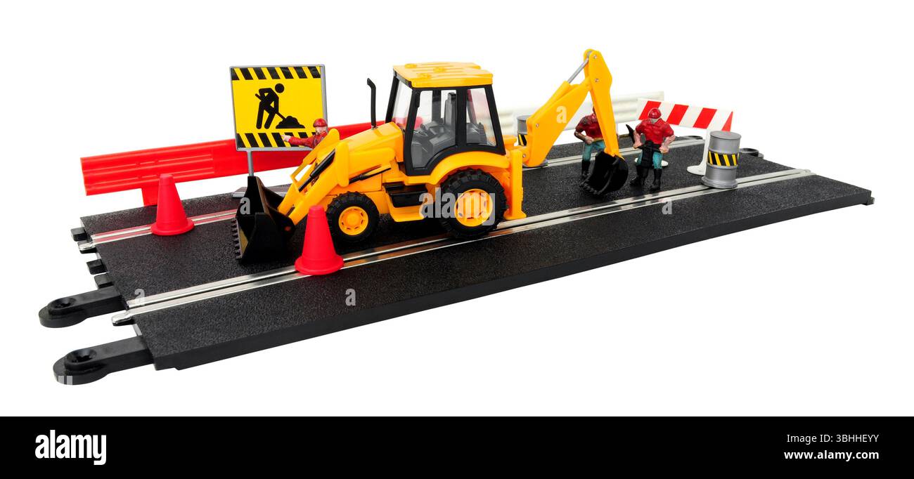 Scena di riparazione stradale delle piste da corsa con escavatore e figure del personale di lavoro isolate su sfondo bianco Foto Stock Scena di riparazione stradale delle piste da corsa con escavatore e figure del personale di lavoro isolate su sfondo bianco Foto Stock
