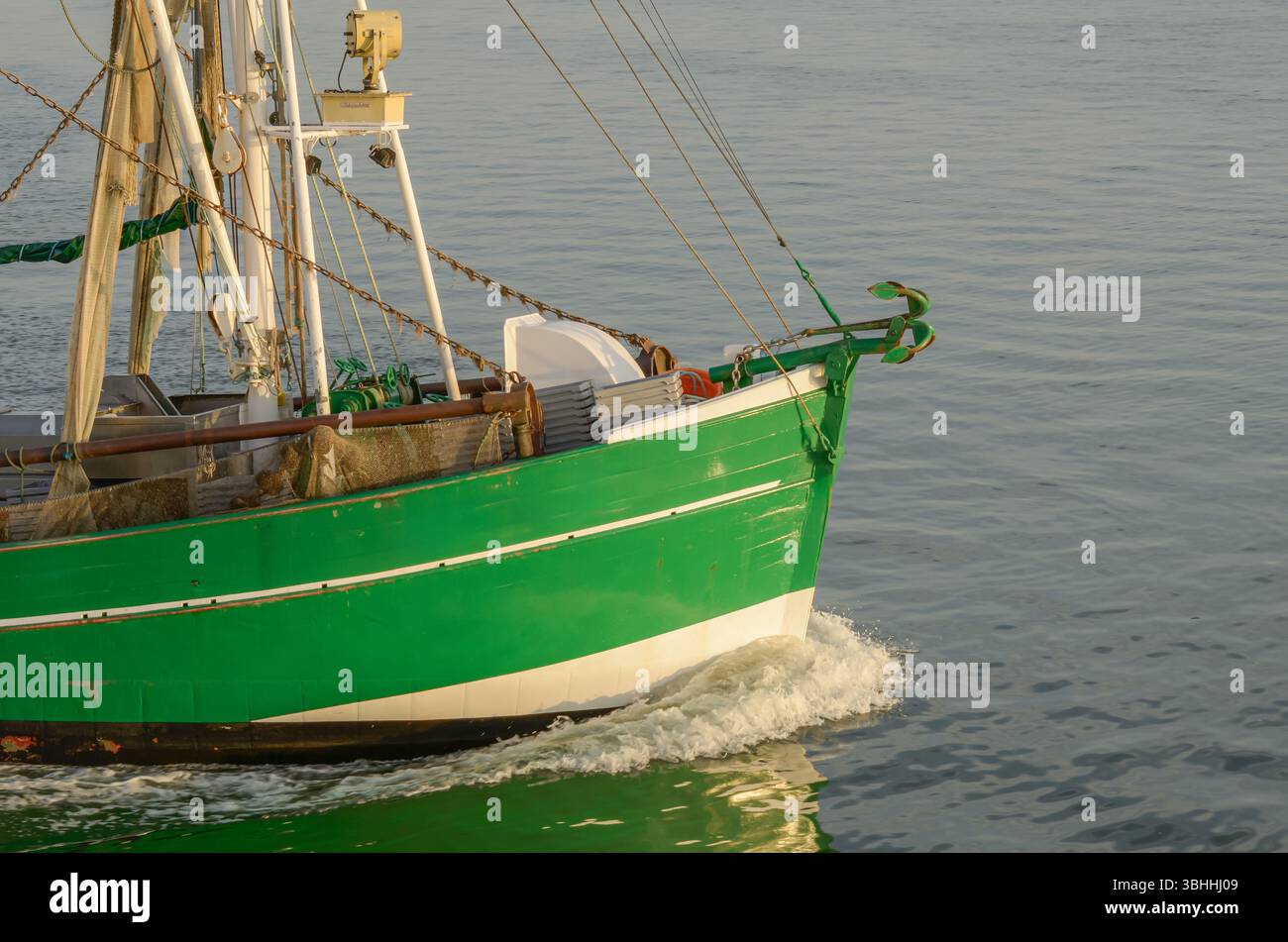 Primo piano della prua di un peschereccio da traino nel Mare del Nord, Buesum, Schleswig-Holstein, Germania Foto Stock