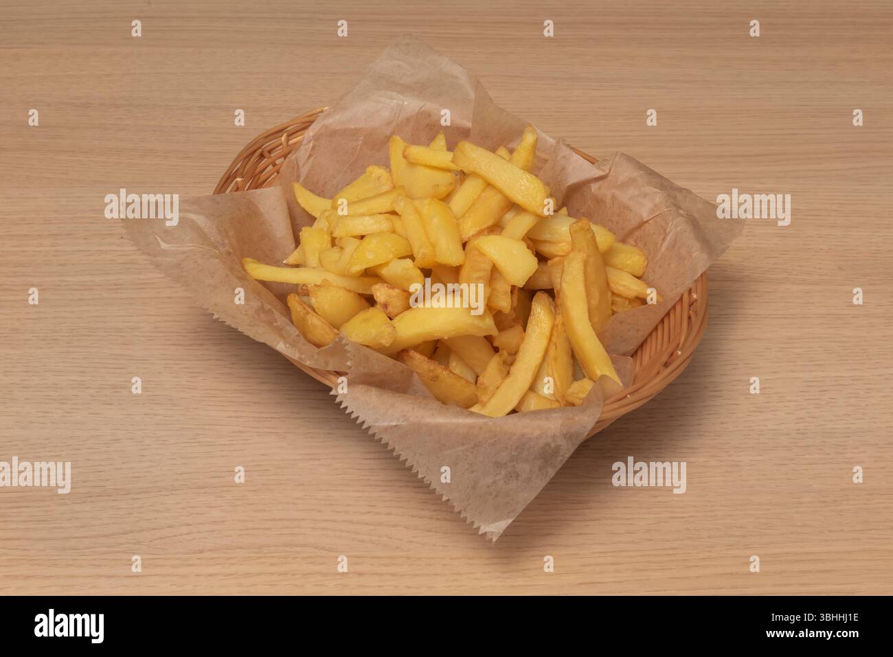 La frittura nell'olio può aumentare notevolmente il contenuto di grassi delle patatine fritte Foto Stock