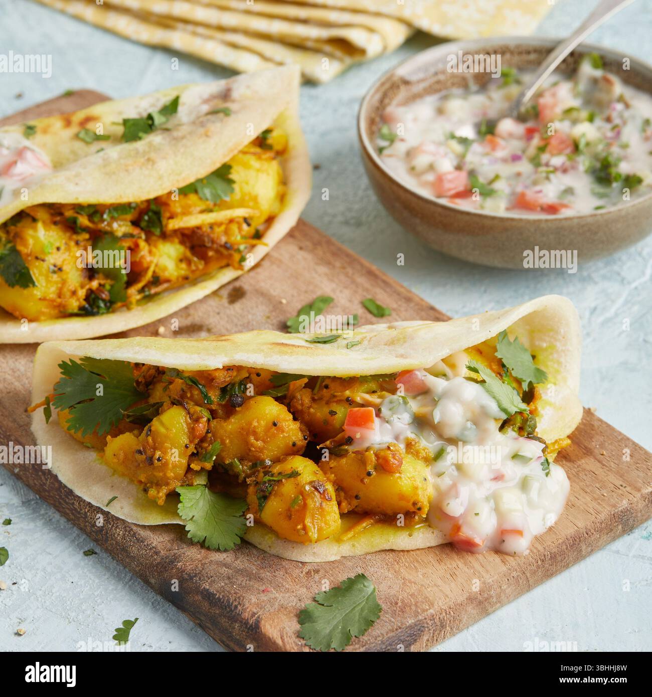 Pancake osa con ripieno di patate su tavola di legno, un piatto classico dell'India meridionale, perfetto per il brunch. Foto Stock